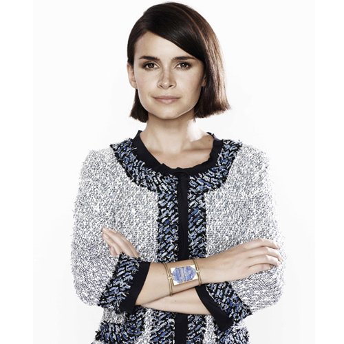 Η Mira ποζάρει