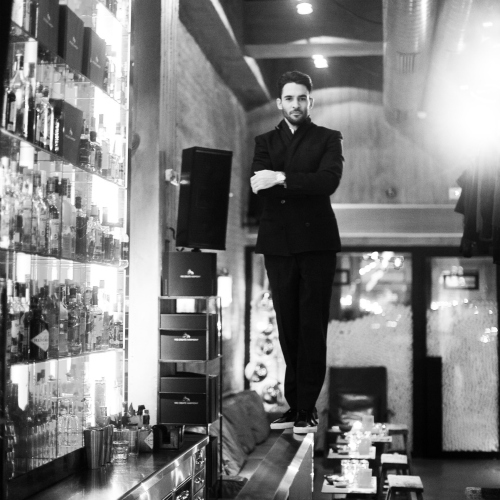 Les Connoisseurs: Θωμάς Γάτος, ο οικοδεσπότης