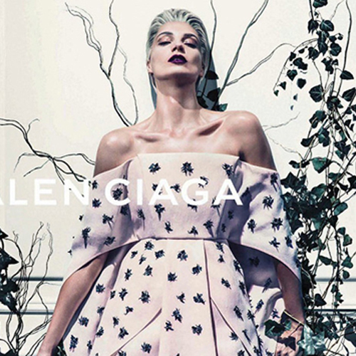 Daria Werbowy: Kαθηλωτική στη νέα καμπάνια του οίκου Balenciaga