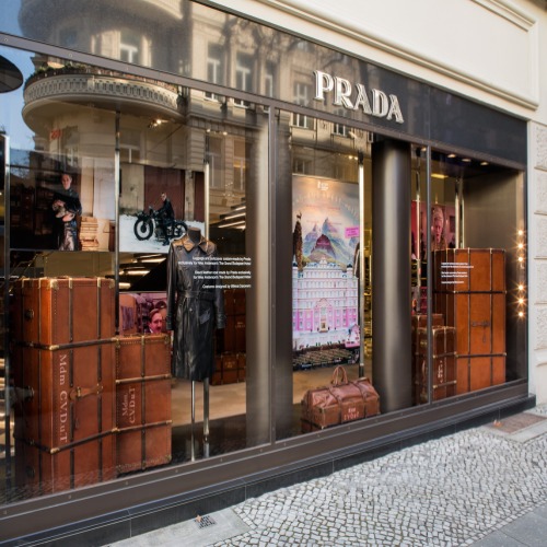 Ο οίκος Prada μεταμορφώνεται προς τιμήν του «Grand Budapest Hotel»