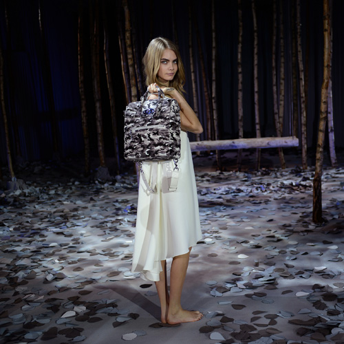 H Cara Delevingne σχεδιάζει για τον οίκο Mulberry