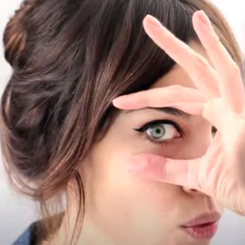 How to: Η Alexa Chung σου δείχνει πως να εφαρμόσεις το cat eyeliner