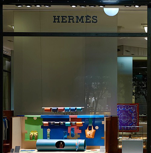 Transitions Matter: Οι βιτρίνες της Hermès "ντύνονται" με Τέχνη