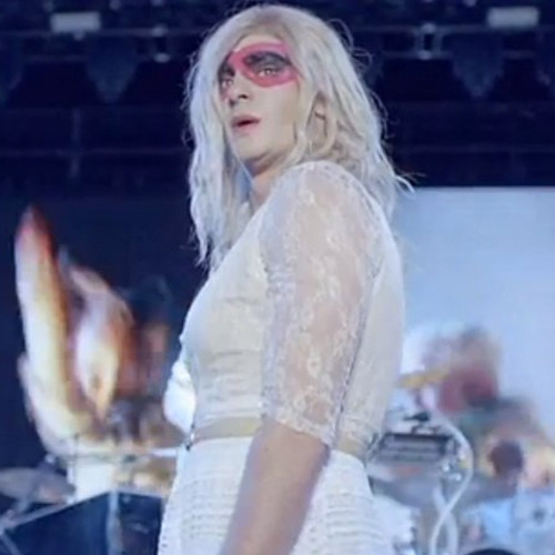 Ο Spiderman ντύθηκε γυναίκα