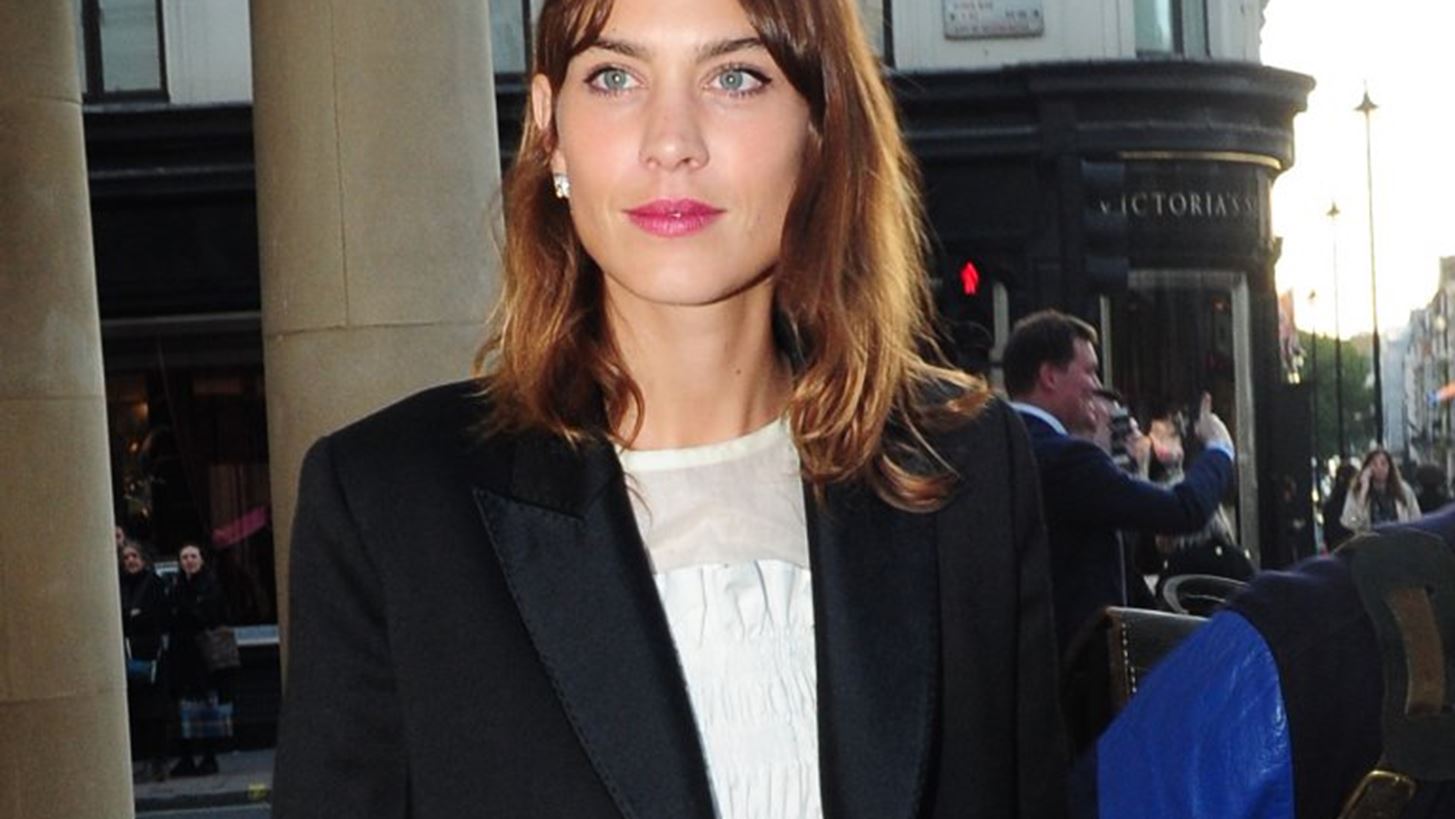 H Alexa Chung &#x3C6;&#x3BF;&#x3C1;&#x3AC; &#x3B1;&#x3BA;&#x3CC;&#x3BC;&#x3B1; &#x3C4;&#x3BF; &#x3C0;&#x3B1;&#x3BB;&#x3C4;&#x3CC; &#x3C0;&#x3BF;&#x3C5; &#x3AD;&#x3BA;&#x3B1;&#x3BD;&#x3B5; &#x3C4;&#x3AC;&#x3C3;&#x3B7; &#x3C0;&#x3AD;&#x3C1;&#x3C5;&#x3C3;&#x3B9;