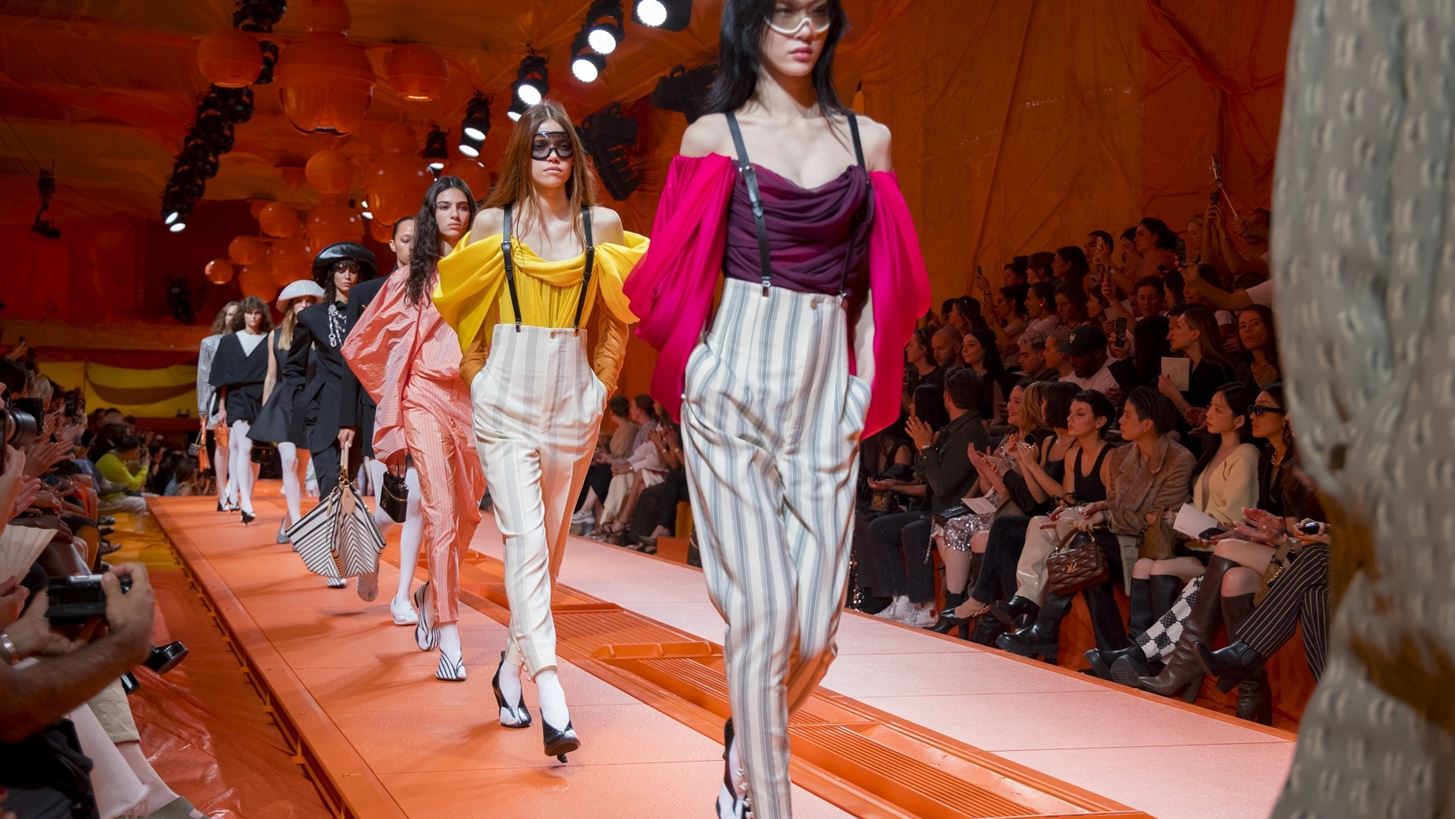 Louis Vuitton SS&#x27;24 | &#x39C;&#x3B9;&#x3B1; &#x3C4;&#x3BF;&#x3BB;&#x3BC;&#x3B7;&#x3C1;&#x3AE; &#x3C0;&#x3C1;&#x3BF;&#x3C3;&#x3AD;&#x3B3;&#x3B3;&#x3B9;&#x3C3;&#x3B7; &#x3C3;&#x3C4;&#x3BF; french elegance