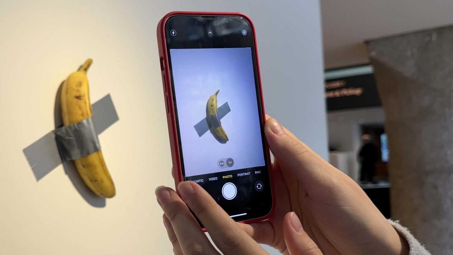 A&#x3B3;&#x3CC;&#x3C1;&#x3B1;&#x3C3;&#x3B5; &#x3C4;&#x3B7;&#x3BD; viral &#x3BC;&#x3C0;&#x3B1;&#x3BD;&#x3AC;&#x3BD;&#x3B1; &#x3C4;&#x3BF;&#x3C5; Maurizio Cattelan &#x3B3;&#x3B9;&#x3B1; 6 &#x3B5;&#x3BA;&#x3B1;&#x3C4;&#x3BF;&#x3BC;&#x3BC;&#x3CD;&#x3C1;&#x3B9;&#x3B1; &#x3B4;&#x3BF;&#x3BB;&#x3AC;&#x3C1;&#x3B9;&#x3B1; &#x3BA;&#x3B1;&#x3B9; &#x3C4;&#x3B7;&#x3BD; &#x3AD;&#x3C6;&#x3B1;&#x3B3;&#x3B5;