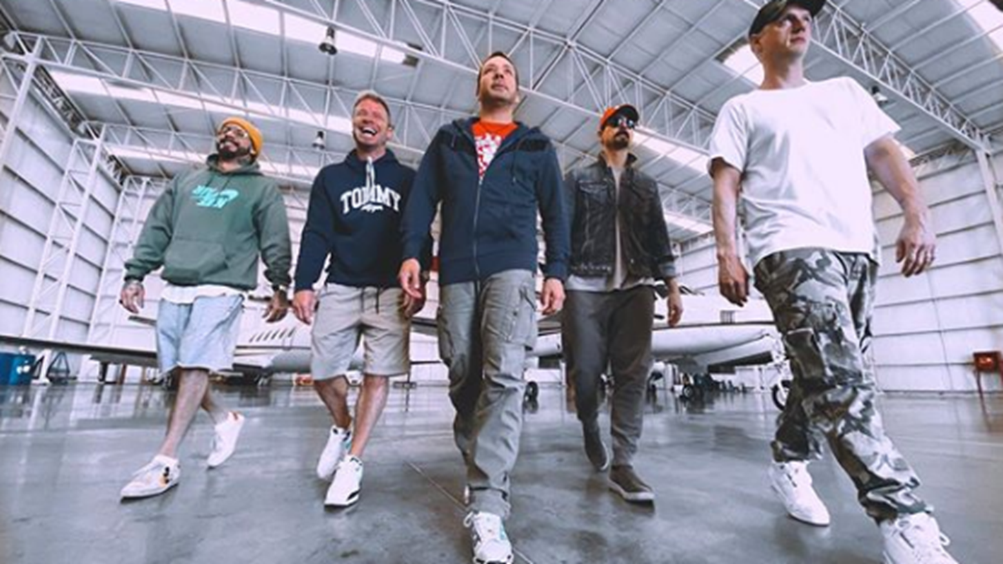 &#x39F;&#x3B9; Backstreet Boys &#x3C4;&#x3C1;&#x3B1;&#x3B3;&#x3BF;&#x3CD;&#x3B4;&#x3B7;&#x3C3;&#x3B1;&#x3BD; &#x3C4;&#x3BF; &quot;I Want It That Way&quot; &#x3B1;&#x3C0;&#x3CC; &#x3C4;&#x3B1; &#x3C3;&#x3C0;&#x3AF;&#x3C4;&#x3B9;&#x3B1; &#x3C4;&#x3BF;&#x3C5;&#x3C2;