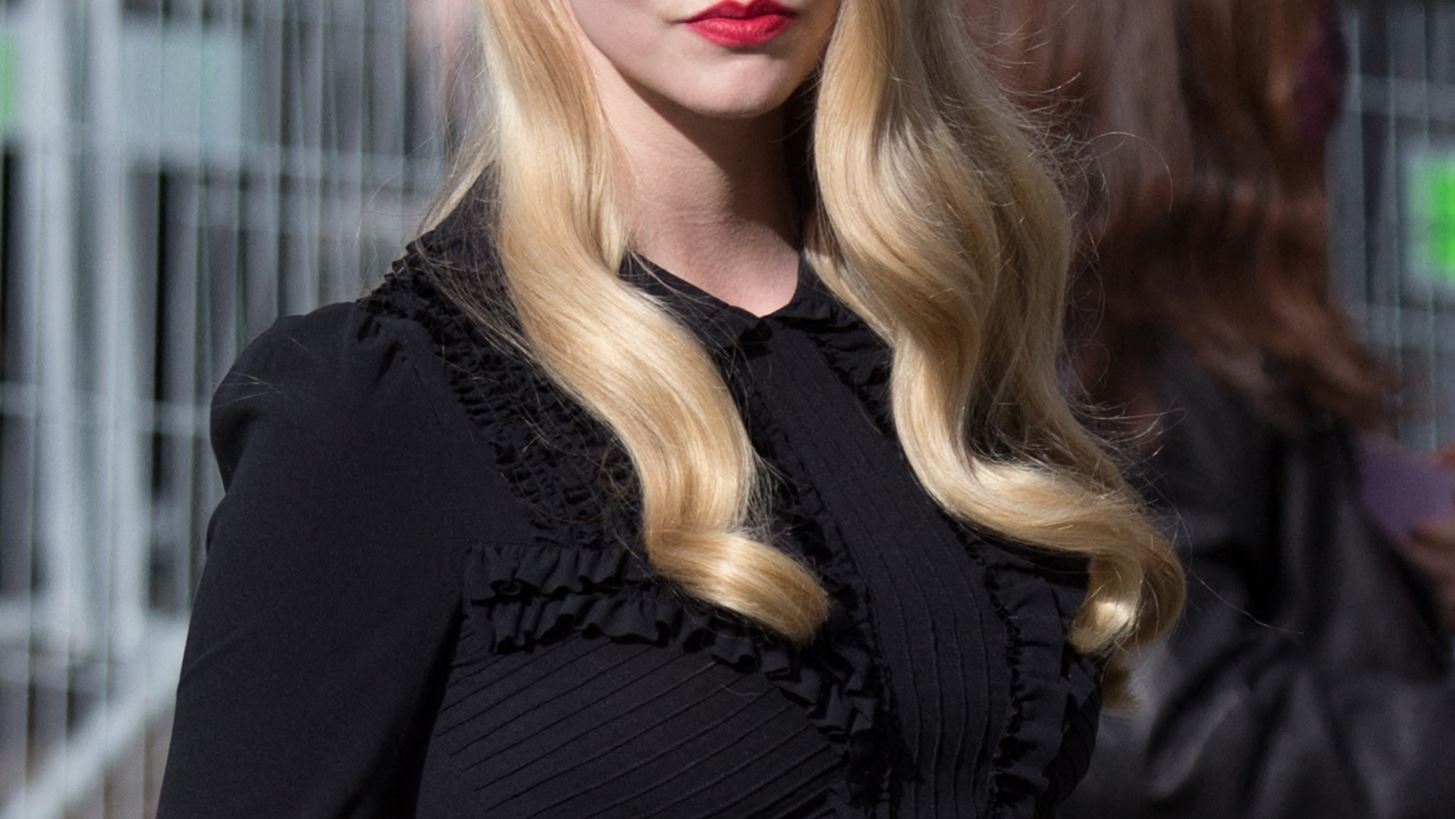 Anya Taylor-Joy | &#x3A0;&#x3CE;&#x3C2; &#x3BD;&#x3B9;&#x3CE;&#x3B8;&#x3B5;&#x3B9; &#x3C0;&#x3BF;&#x3C5; &#x3B8;&#x3B1; &#x3C0;&#x3C1;&#x3C9;&#x3C4;&#x3B1;&#x3B3;&#x3C9;&#x3BD;&#x3B9;&#x3C3;&#x3C4;&#x3AE;&#x3C3;&#x3B5;&#x3B9; &#x3C3;&#x3B5; &#x3C4;&#x3B1;&#x3B9;&#x3BD;&#x3AF;&#x3B1; &#x3BC;&#x3B5; &#x3C4;&#x3BF;&#x3BD; Robert De Niro