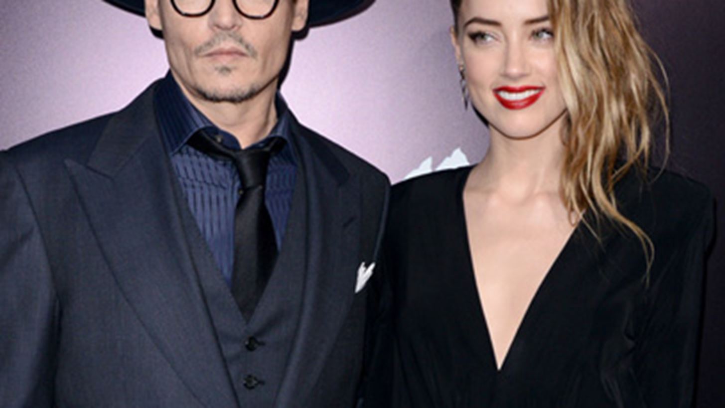 O Johnny Depp &#x3AD;&#x3BA;&#x3B1;&#x3BD;&#x3B5; &#x3BC;&#x3AE;&#x3BD;&#x3C5;&#x3C3;&#x3B7; &#x3C3;&#x3C4;&#x3B7;&#x3BD; Amber Heard