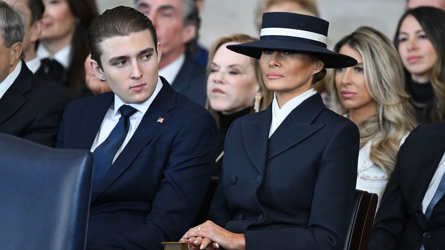 &#x397; Melania Trump &#x3B4;&#x3B9;&#x3B1;&#x3C8;&#x3B5;&#x3CD;&#x3B4;&#x3B5;&#x3B9; &#x3BC;&#x3AF;&#x3B1; &#x3B1;&#x3C0;&#x3CC; &#x3C4;&#x3B9;&#x3C2; &#x3C6;&#x3AE;&#x3BC;&#x3B5;&#x3C2; &#x3C0;&#x3BF;&#x3C5; &#x3BA;&#x3C5;&#x3BA;&#x3BB;&#x3BF;&#x3C6;&#x3BF;&#x3C1;&#x3BF;&#x3CD;&#x3BD; &#x3B3;&#x3B9;&#x3B1; &#x3C4;&#x3BF;&#x3BD; &#x3B3;&#x3B9;&#x3BF; &#x3C4;&#x3B7;&#x3C2;, Barron Trump