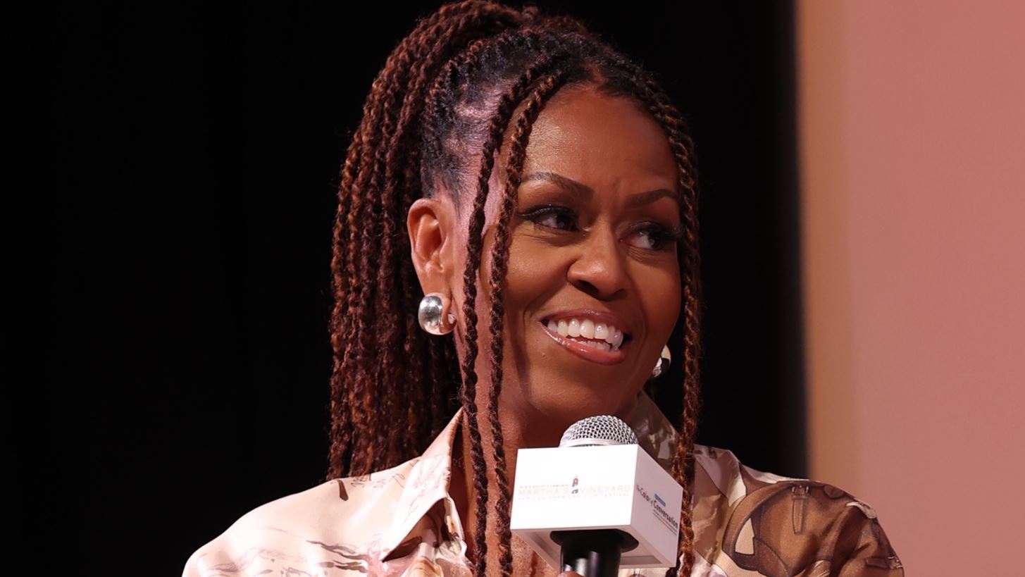 Τα braids της ελευθερίας | Η Michelle Obama μετατρέπει το χτένισμά της σε πολιτική δήλωση