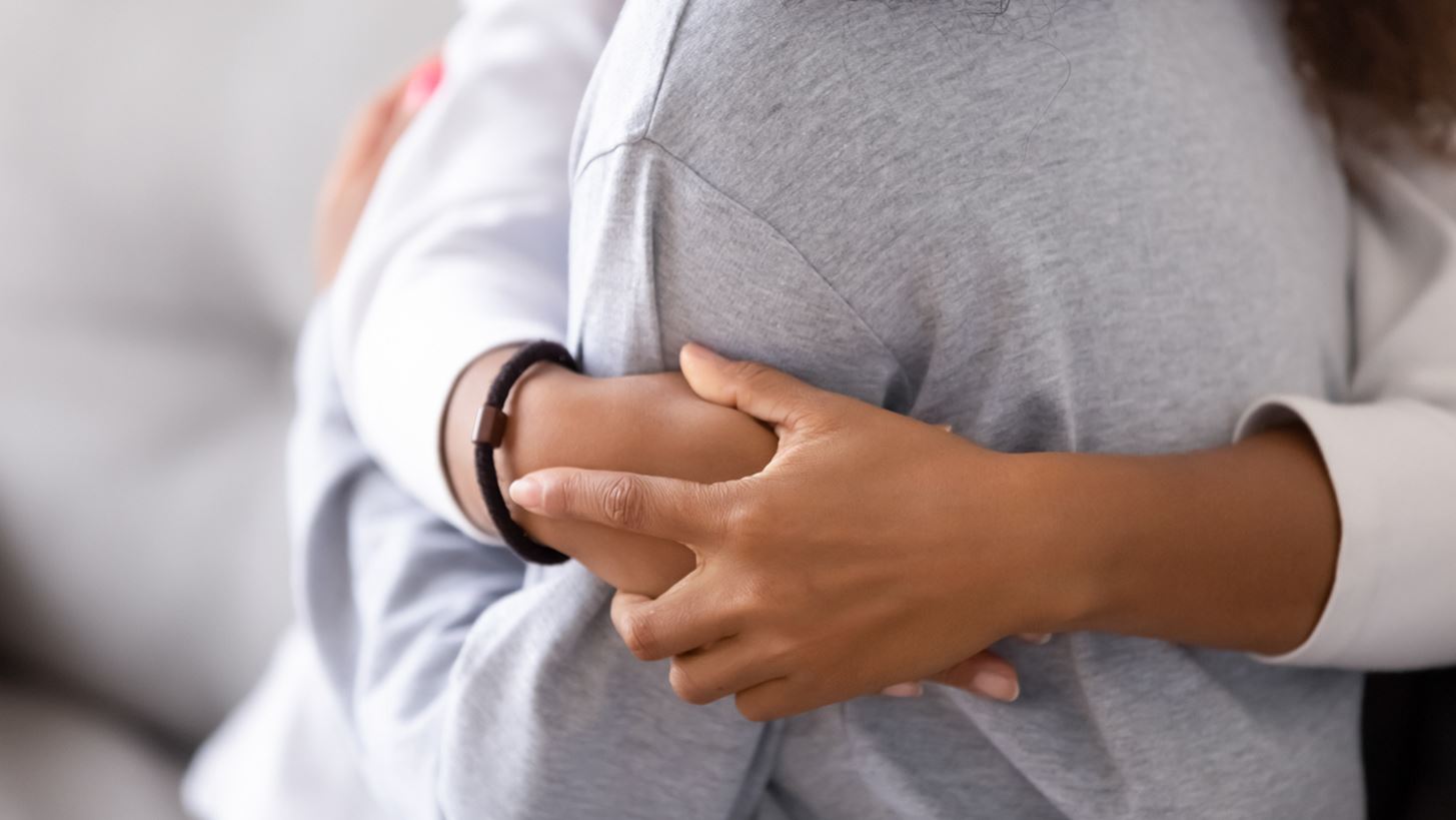 "Πείνα του δέρματος" | Γιατί μας λείπει τόσο πολύ η αγκαλιά;