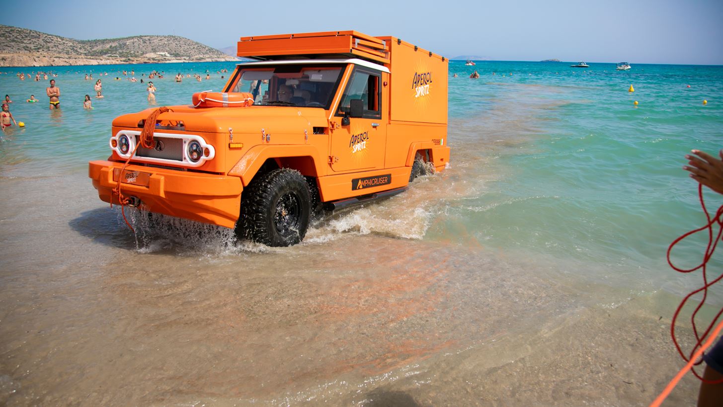 &#x3A4;&#x3B1; Ultimate Orange Parties by Aperol Spritz &#x3B5;&#x3C0;&#x3B9;&#x3C3;&#x3C4;&#x3C1;&#x3AD;&#x3C6;&#x3BF;&#x3C5;&#x3BD;  &#x3BA;&#x3B1;&#x3B9; &#x3B1;&#x3C5;&#x3C4;&#x3CC; &#x3C4;&#x3BF; &#x3BA;&#x3B1;&#x3BB;&#x3BF;&#x3BA;&#x3B1;&#x3AF;&#x3C1;&#x3B9;, &#x3C3;&#x3B5; &#x3CC;&#x3BB;&#x3B7; &#x3C4;&#x3B7;&#x3BD; &#x395;&#x3BB;&#x3BB;&#x3AC;&#x3B4;&#x3B1;!