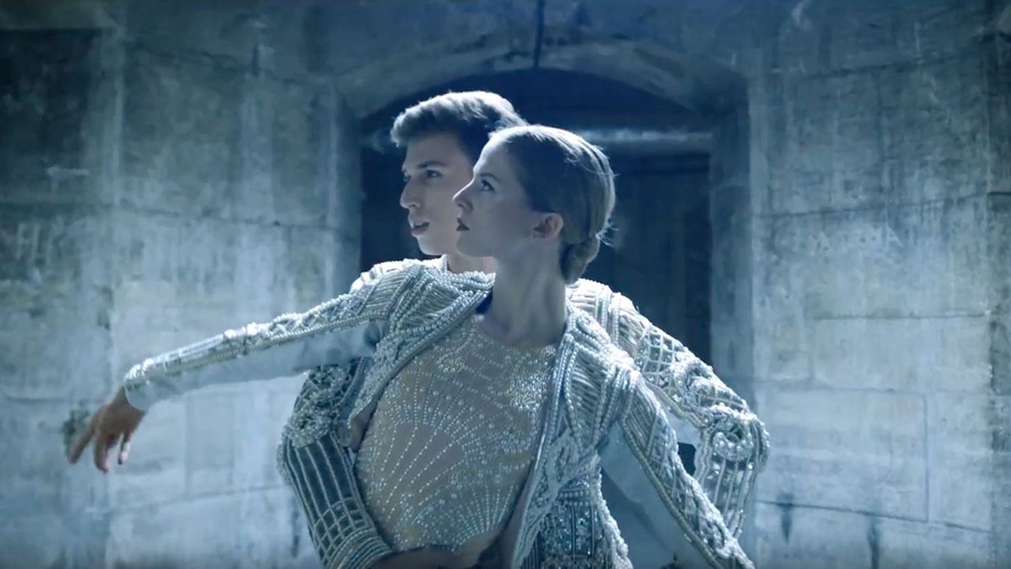 BALMAINxOPERADEPARIS: To teaser video &#x3C4;&#x3B7;&#x3C2; &#x3C3;&#x3C5;&#x3BD;&#x3B5;&#x3C1;&#x3B3;&#x3B1;&#x3C3;&#x3AF;&#x3B1;&#x3C2; &#x3C4;&#x3BF;&#x3C5;&#x3C2; &#x3BC;&#x3CC;&#x3BB;&#x3B9;&#x3C2; &#x3BA;&#x3C5;&#x3BA;&#x3BB;&#x3BF;&#x3C6;&#x3CC;&#x3C1;&#x3B7;&#x3C3;&#x3B5;