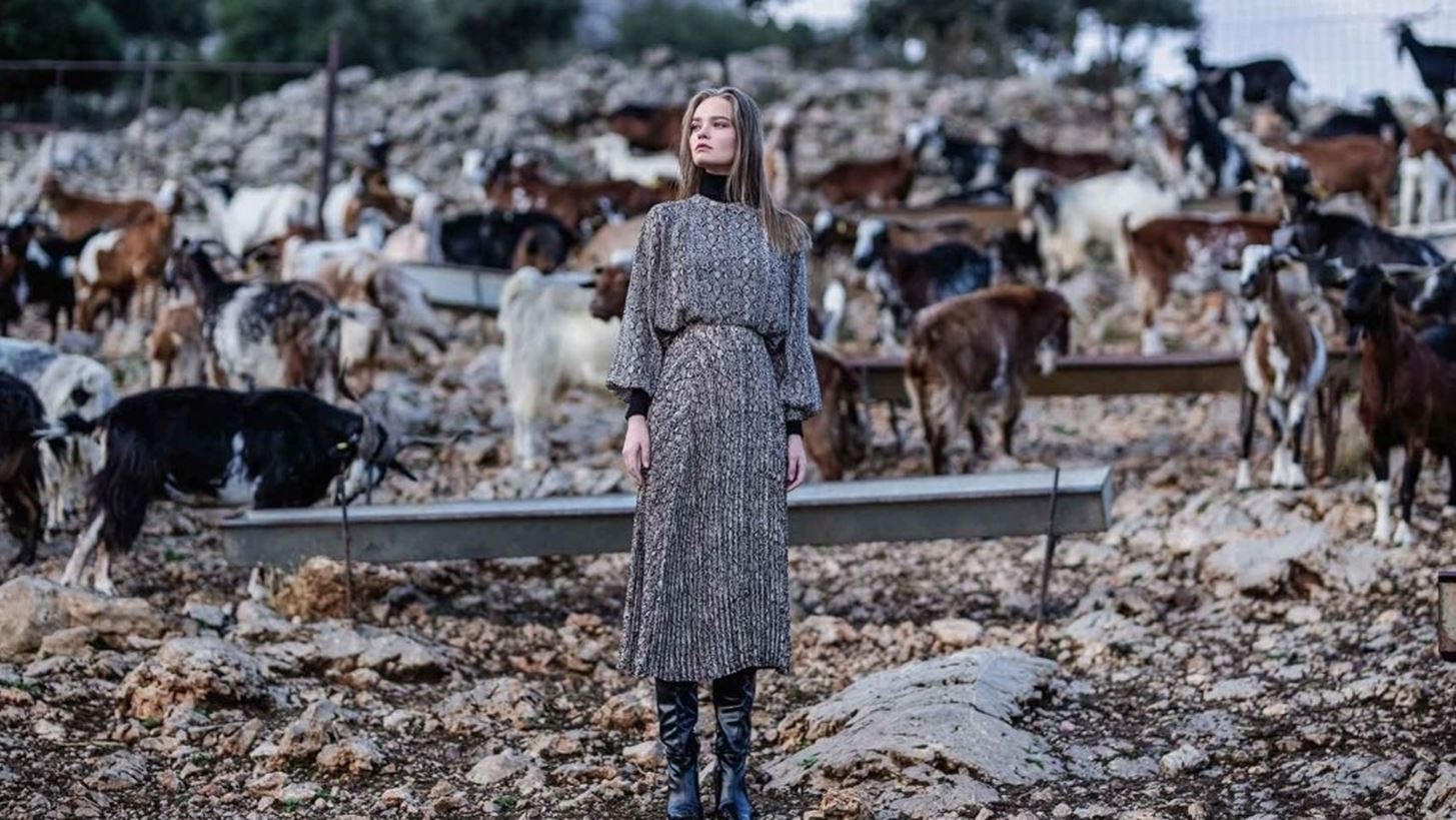 &#x395;&#x3C0;&#x3B9;&#x3C3;&#x3C4;&#x3C1;&#x3BF;&#x3C6;&#x3AE; &#x3C3;&#x3C4;&#x3B9;&#x3C2; &#x3C1;&#x3AF;&#x3B6;&#x3B5;&#x3C2; | H Pink Woman &#x3C4;&#x3B9;&#x3BC;&#x3AC; &#x3C4;&#x3B7;&#x3BD; &#x3B5;&#x3BB;&#x3BB;&#x3B7;&#x3BD;&#x3B9;&#x3BA;&#x3AE; &#x3C0;&#x3B1;&#x3C1;&#x3AC;&#x3B4;&#x3BF;&#x3C3;&#x3B7; &#x3BC;&#x3AD;&#x3C3;&#x3B1; &#x3B1;&#x3C0;&#x3CC; &#x3C4;&#x3B7; &#x3C7;&#x3B5;&#x3B9;&#x3BC;&#x3B5;&#x3C1;&#x3B9;&#x3BD;&#x3AE; &#x3BA;&#x3B1;&#x3BC;&#x3C0;&#x3AC;&#x3BD;&#x3B9;&#x3B1; &#x3C4;&#x3B7;&#x3C2;