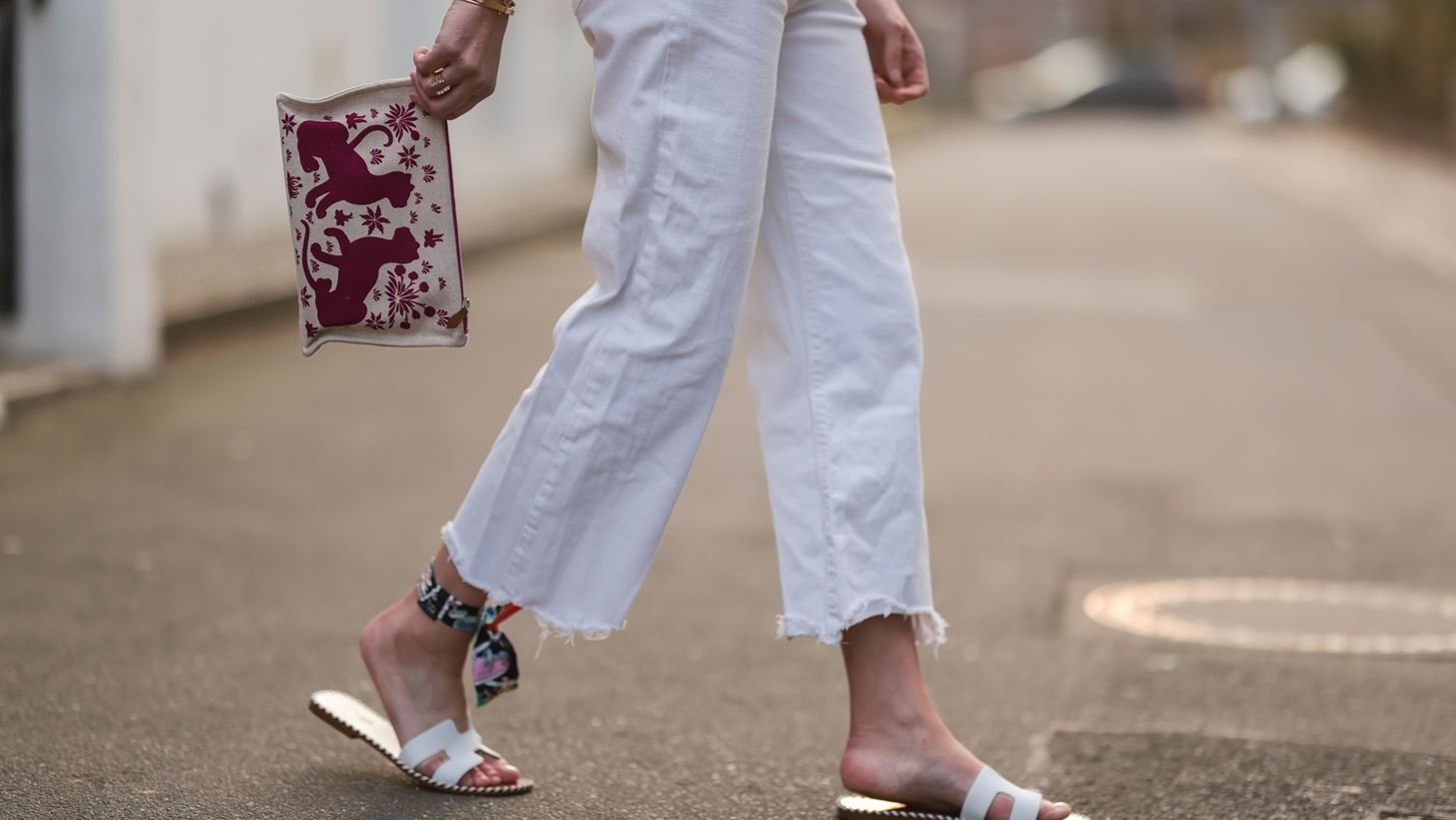 Τζιν στις εκπτώσεις; 5 λευκά denim παντελόνια που θα βρεις τώρα στη Mango