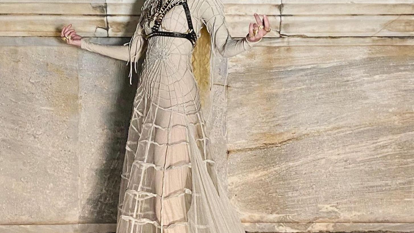 &#x39F;&#x3B9; &#x3B9;&#x3B4;&#x3B9;&#x3B1;&#x3AF;&#x3C4;&#x3B5;&#x3C1;&#x3B5;&#x3C2; &#x3BB;&#x3B5;&#x3C0;&#x3C4;&#x3BF;&#x3BC;&#x3AD;&#x3C1;&#x3B5;&#x3B9;&#x3B5;&#x3C2; &#x3C3;&#x3C4;&#x3BF; &#x3C6;&#x3CC;&#x3C1;&#x3B5;&#x3BC;&#x3B1; &#x3C4;&#x3B7;&#x3C2; &#x399;&#x3C9;&#x3AC;&#x3BD;&#x3BD;&#x3B1;&#x3C2; &#x393;&#x3BA;&#x3AF;&#x3BA;&#x3B1; &#x3B1;&#x3C0;&#x3CC; &#x3C4;&#x3B7;&#x3BD; &#x3B5;&#x3BC;&#x3C6;&#x3AC;&#x3BD;&#x3B9;&#x3C3;&#x3AE; &#x3C4;&#x3B7;&#x3C2; &#x3C3;&#x3C4;&#x3BF; show &#x3C4;&#x3BF;&#x3C5; Dior &#x3C3;&#x3C4;&#x3B7;&#x3BD; &#x391;&#x3B8;&#x3AE;&#x3BD;&#x3B1;