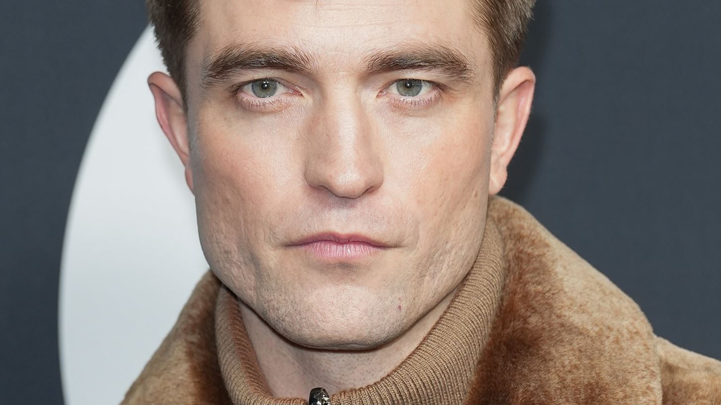 Robert Pattinson | &#x397; viral &#x3B5;&#x3BC;&#x3C6;&#x3AC;&#x3BD;&#x3B9;&#x3C3;&#x3B7; &#x3BC;&#x3B5; &#x3C6;&#x3BF;&#x3CD;&#x3C3;&#x3C4;&#x3B1; &#x3C3;&#x3C4;&#x3BF; &#x3BA;&#x3CC;&#x3BA;&#x3BA;&#x3B9;&#x3BD;&#x3BF; &#x3C7;&#x3B1;&#x3BB;&#x3AF;