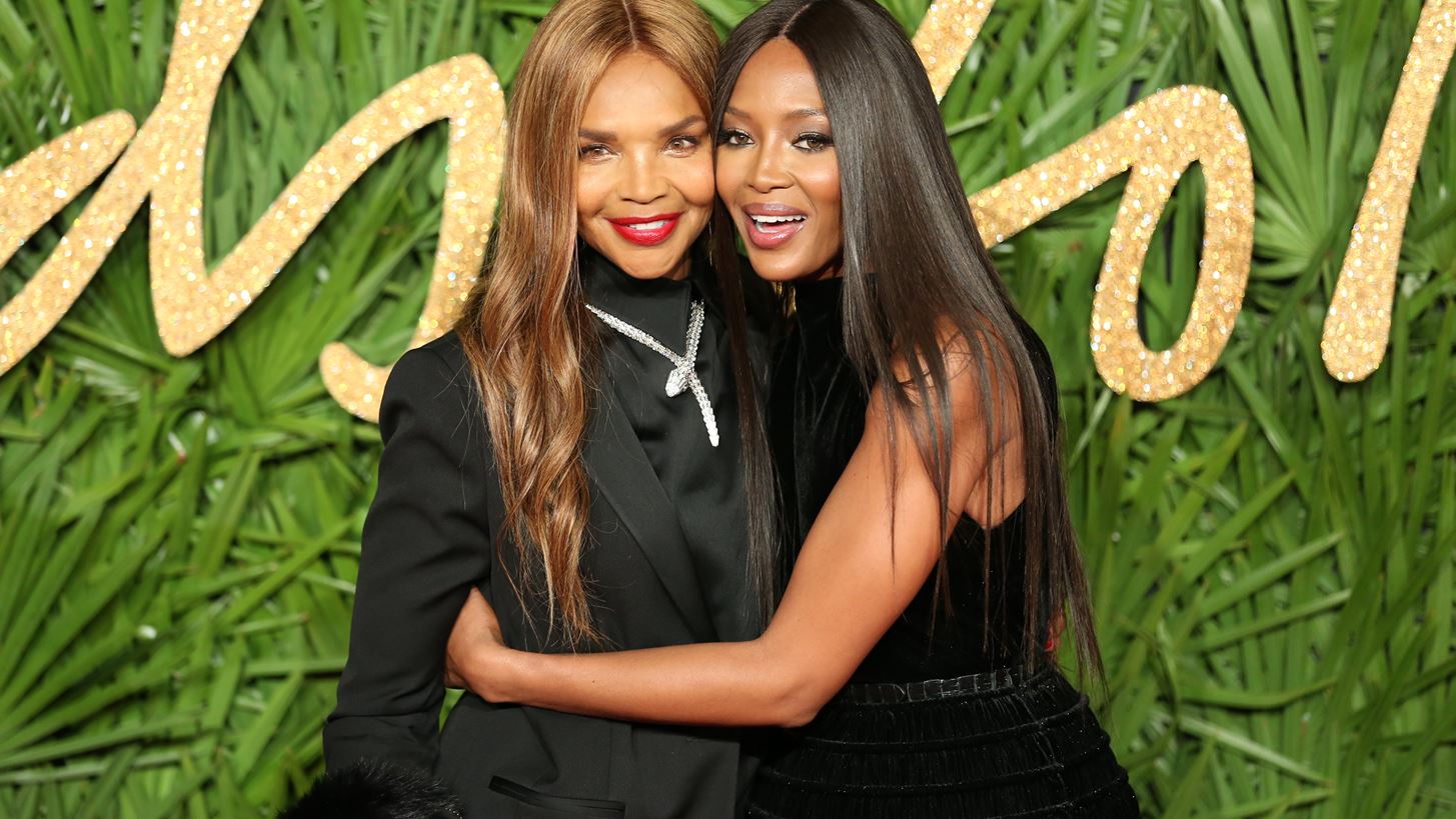Naomi Campbell: &#x3A0;&#x3C1;&#x3C9;&#x3C4;&#x3B1;&#x3B3;&#x3C9;&#x3BD;&#x3B9;&#x3C3;&#x3C4;&#x3B5;&#x3AF; &#x3BC;&#x3B1;&#x3B6;&#x3AF; &#x3BC;&#x3B5; &#x3C4;&#x3B7;&#x3BD; &#x3BC;&#x3B7;&#x3C4;&#x3AD;&#x3C1;&#x3B1; &#x3C4;&#x3B7;&#x3C2; &#x3C3;&#x3C4;&#x3B7;&#x3BD; &#x3C7;&#x3C1;&#x3B9;&#x3C3;&#x3C4;&#x3BF;&#x3C5;&#x3B3;&#x3B5;&#x3BD;&#x3BD;&#x3B9;&#x3AC;&#x3C4;&#x3B9;&#x3BA;&#x3B7; &#x3BA;&#x3B1;&#x3BC;&#x3C0;&#x3AC;&#x3BD;&#x3B9;&#x3B1; &#x3C4;&#x3BF;&#x3C5; Burberry