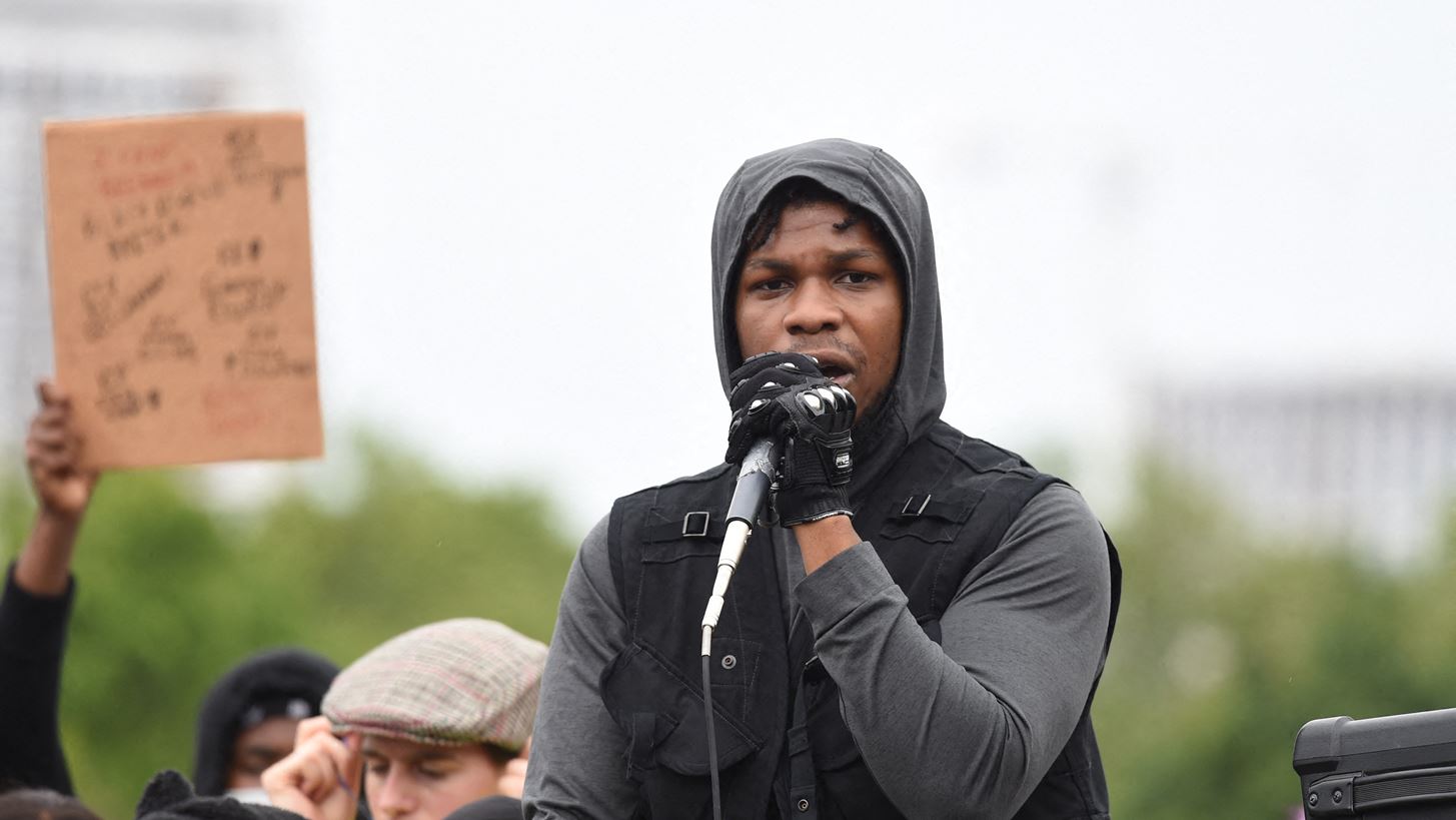 &#x39F; John Boyega &#x3AD;&#x3C1;&#x3B9;&#x3BE;&#x3B5; &#x3BC;&#x3AF;&#x3B1; &#x3B3;&#x3C1;&#x3BF;&#x3B8;&#x3B9;&#x3AC; &#x3C3;&#x3C4;&#x3BF; &#x3C3;&#x3C4;&#x3BF;&#x3BC;&#x3AC;&#x3C7;&#x3B9; &#x3C4;&#x3BF;&#x3C5; &#x3C1;&#x3B1;&#x3C4;&#x3C3;&#x3B9;&#x3C3;&#x3BC;&#x3BF;&#x3CD;