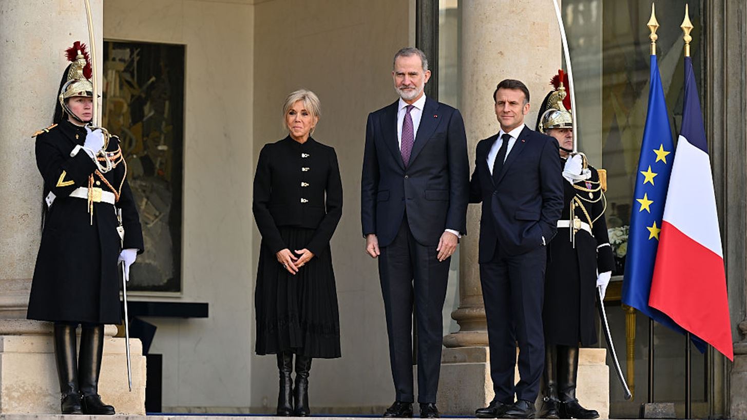 Η Brigitte Macron με στρατιωτικής έμπνευσης εμφάνιση στην υποδοχή του βασιλιά Felipe
