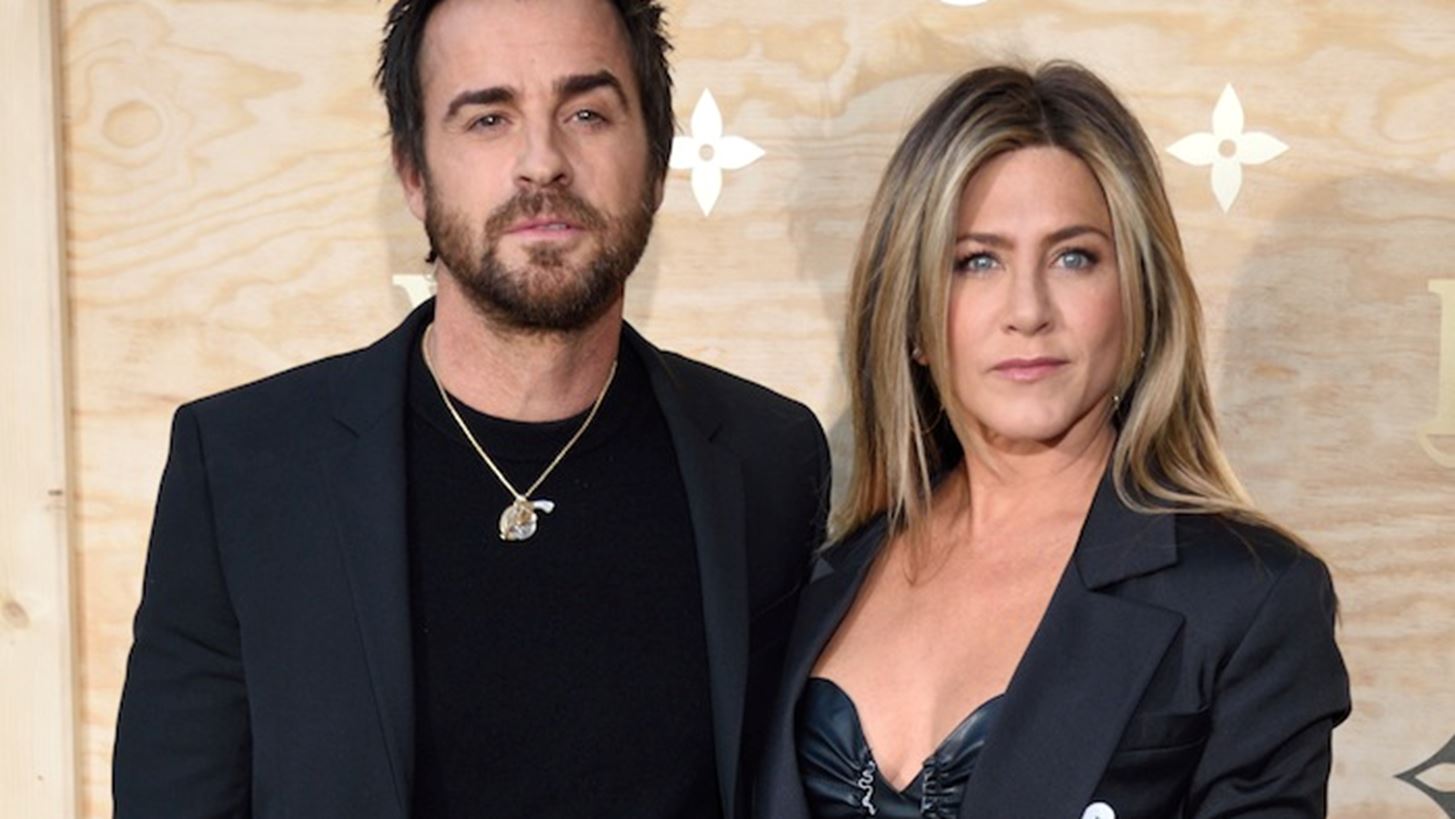 Justin Theroux: &#x391;&#x3BD;&#x3B5;&#x3B2;&#x3AC;&#x3B6;&#x3B5;&#x3B9; &#x3C1;&#x3BF;&#x3BC;&#x3B1;&#x3BD;&#x3C4;&#x3B9;&#x3BA;&#x3AD;&#x3C2; &#x3C6;&#x3C9;&#x3C4;&#x3BF;&#x3B3;&#x3C1;&#x3B1;&#x3C6;&#x3AF;&#x3B5;&#x3C2; &#x3BC;&#x3B5; &#x3C4;&#x3B7;&#x3BD; Jennifer Aniston &#x3C3;&#x3C4;&#x3BF; &#x3A0;&#x3B1;&#x3C1;&#x3AF;&#x3C3;&#x3B9;