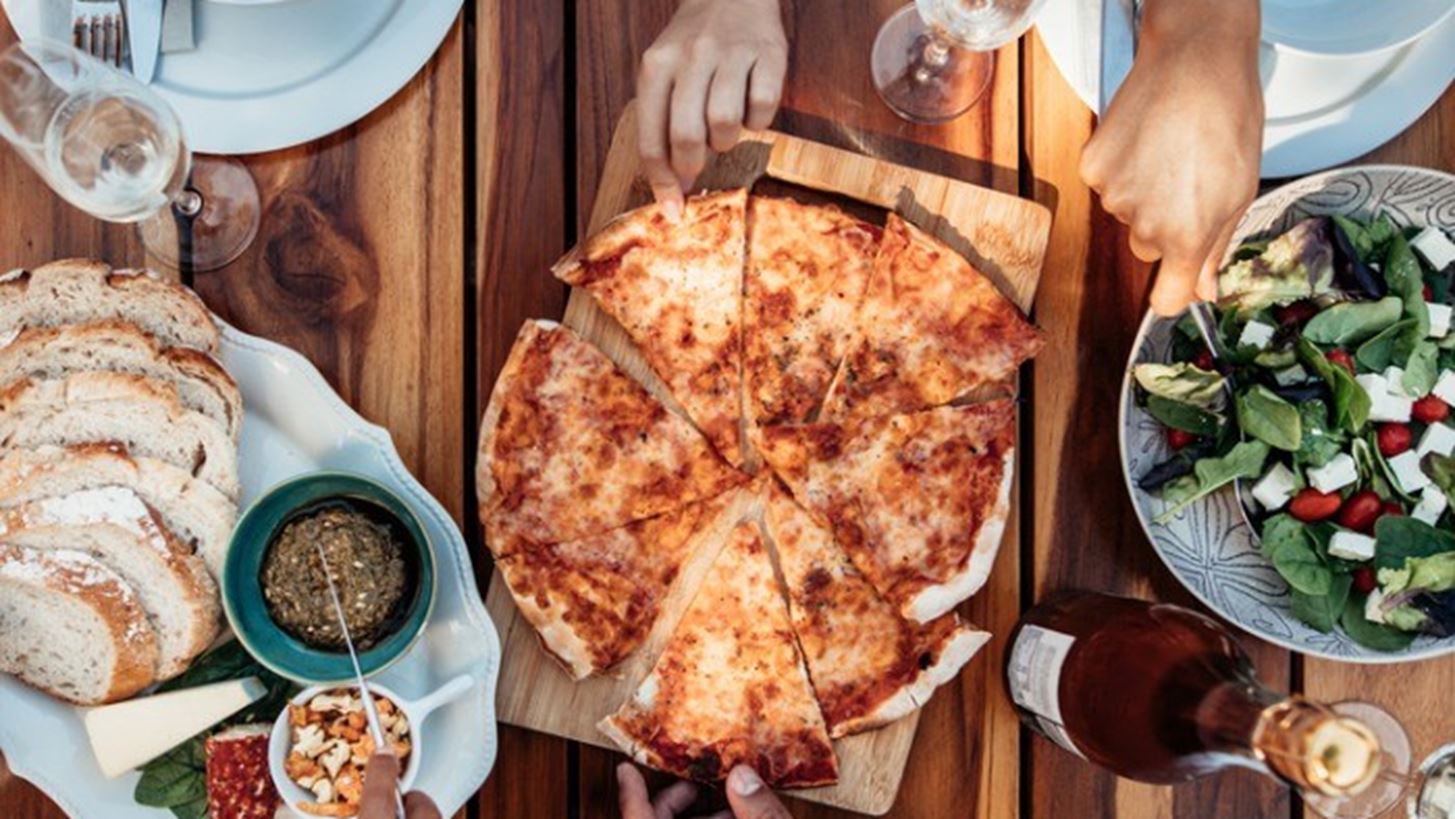 Τι να κάνω όταν τρώω πολύ; Να πώς θα ξεπεράσεις το food hangover