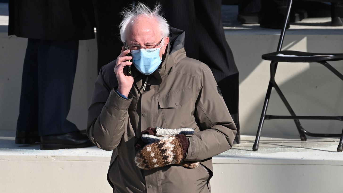 #BerniesMittens: &#x3A4;&#x3BF; Twitter &#x3BB;&#x3AC;&#x3C4;&#x3C1;&#x3B5;&#x3C8;&#x3B5; &#x3C4;&#x3B1; &#x3BC;&#x3AC;&#x3BB;&#x3BB;&#x3B9;&#x3BD;&#x3B1; &#x3B3;&#x3AC;&#x3BD;&#x3C4;&#x3B9;&#x3B1; &#x3C4;&#x3BF;&#x3C5; Bernie Sanders
