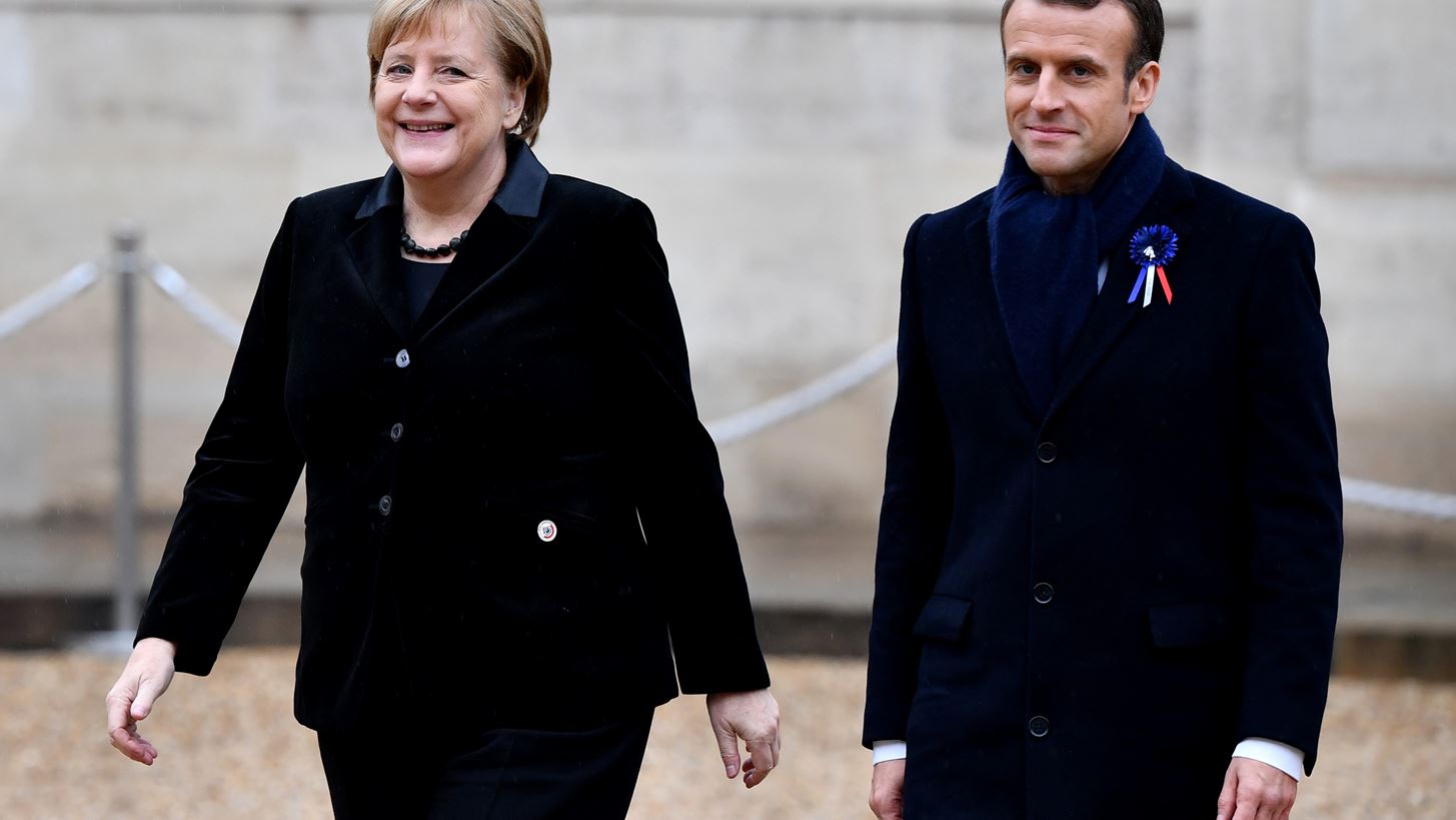 &#x39C;&#x3AF;&#x3B1; &#x3B3;&#x3C5;&#x3BD;&#x3B1;&#x3AF;&#x3BA;&#x3B1; &#x3B1;&#x3C0;&#x3CC; &#x3C4;&#x3B7;&#x3BD; &#x393;&#x3B1;&#x3BB;&#x3BB;&#x3AF;&#x3B1; &#x3BC;&#x3C0;&#x3AD;&#x3C1;&#x3B4;&#x3B5;&#x3C8;&#x3B5; &#x3C4;&#x3B7;&#x3BD; Angela Merkel &#x3BC;&#x3B5; &#x3C4;&#x3B7;&#x3BD; Brigitte Macron