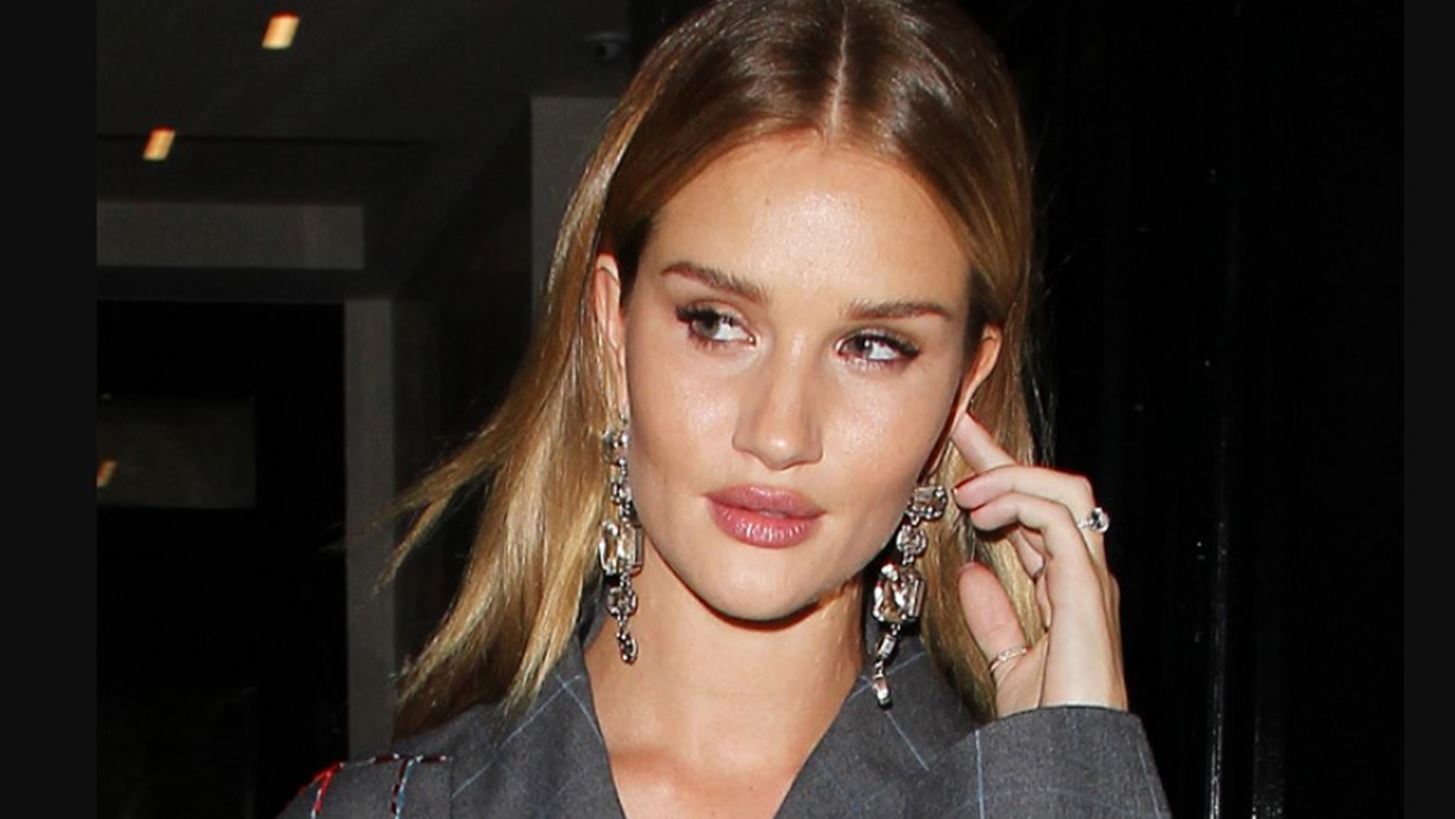 Rosie Huntington &#x2013; Whiteley | &#x3A4;&#x3B9; &#x3C6;&#x3CC;&#x3C1;&#x3B5;&#x3C3;&#x3B5; &#x3C3;&#x3C4;&#x3BF; &#x3B1;&#x3B5;&#x3C1;&#x3BF;&#x3B4;&#x3C1;&#x3CC;&#x3BC;&#x3B9;&#x3BF; &#x3C0;&#x3BF;&#x3C5; &#x3B4;&#x3B5;&#x3BD; &#x3C0;&#x3B5;&#x3C1;&#x3B9;&#x3BC;&#x3AD;&#x3BD;&#x3B1;&#x3BC;&#x3B5;;