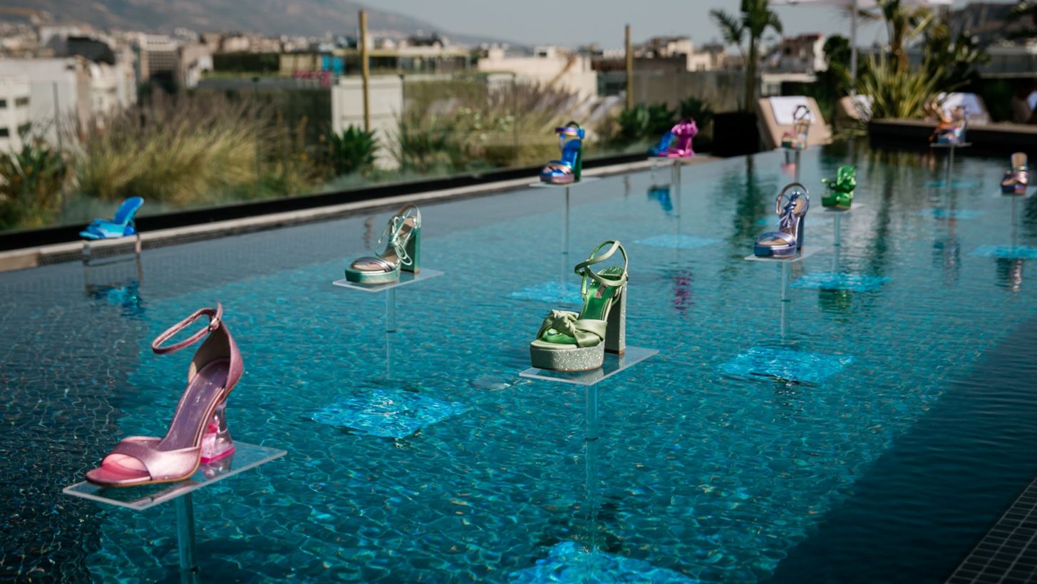 Sun Dazed | &#x397; Tsakiris Mallas &#x3C0;&#x3B1;&#x3C1;&#x3BF;&#x3C5;&#x3C3;&#x3AF;&#x3B1;&#x3C3;&#x3B5; &#x3C4;&#x3B7; &#x3BD;&#x3AD;&#x3B1; &#x3C3;&#x3C5;&#x3BB;&#x3BB;&#x3BF;&#x3B3;&#x3AE; &#x3BC;&#x3B5; &#x3AD;&#x3BD;&#x3B1; summer party