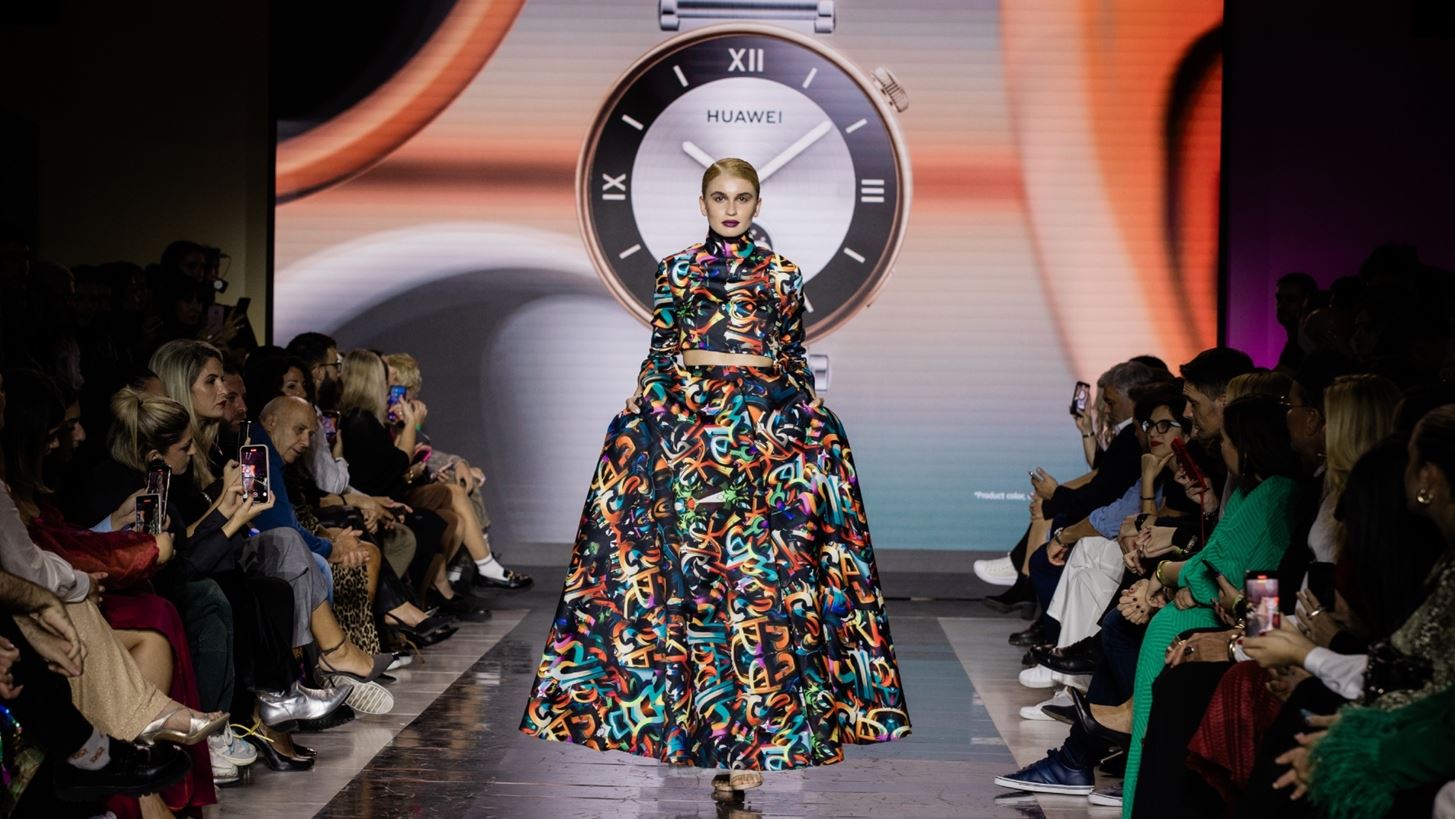 &#x397; Huawei &#x3C3;&#x3C4;&#x3B7;&#x3C1;&#x3AF;&#x3B6;&#x3B5;&#x3B9; &#x3C4;&#x3B1; New Designers Awards &#x3BA;&#x3B1;&#x3B9; &#x3B2;&#x3C1;&#x3B1;&#x3B2;&#x3B5;&#x3CD;&#x3B5;&#x3C4;&#x3B1;&#x3B9; &#x3C9;&#x3C2; &quot;Best Fashion Tech Wearable&quot;