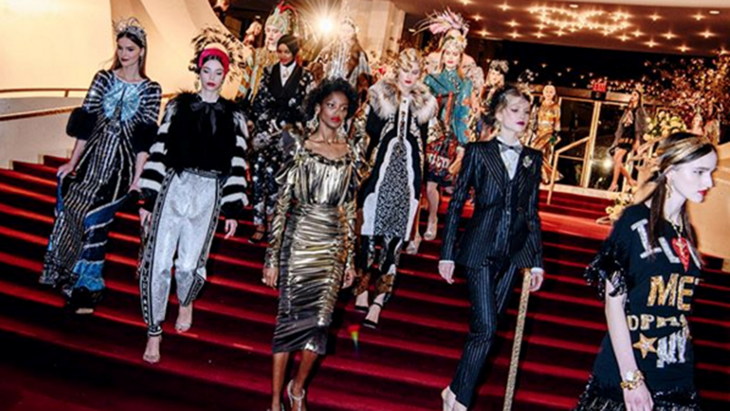 Dolce &amp; Gabbana Alta Moda: &#x3A4;&#x3B1; &#x3BB;&#x3B1;&#x3BC;&#x3C0;&#x3B5;&#x3C1;&#x3AC; &#x3C3;&#x3C4;&#x3B9;&#x3B3;&#x3BC;&#x3B9;&#x3CC;&#x3C4;&#x3C5;&#x3C0;&#x3B1; &#x3B1;&#x3C0;&#x3CC; &#x3C4;&#x3BF; show &#x3C4;&#x3BF;&#x3C5; &#x3BF;&#x3AF;&#x3BA;&#x3BF;&#x3C5;