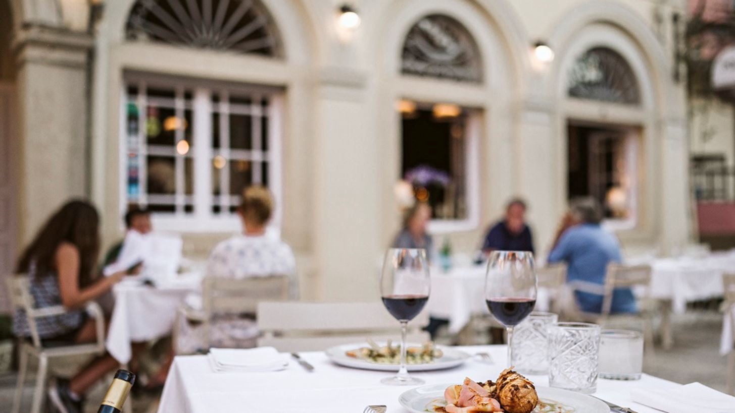 Εστιατόριο Pomo d’Oro στην παλιά πόλη της Κέρκυρας