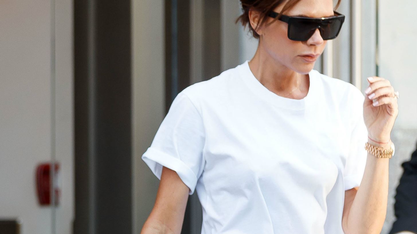 Jeans &#x3BA;&#x3B1;&#x3B9; &#x3BB;&#x3B5;&#x3C5;&#x3BA;&#x3CC; T-shirt; &#x397; Victoria Beckham &#x3AD;&#x3C7;&#x3B5;&#x3B9; &#x3BC;&#x3AF;&#x3B1; &#x3C0;&#x3BF;&#x3BB;&#x3CD; &#x3BA;&#x3B1;&#x3BB;&#x3CD;&#x3C4;&#x3B5;&#x3C1;&#x3B7; &#x3B5;&#x3BA;&#x3B4;&#x3BF;&#x3C7;&#x3AE;
