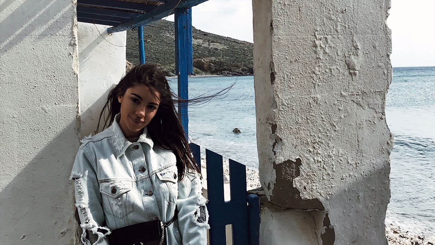 Around Town &#x39C;&#x3B9;&#x3C1;&#x3BA;&#x3AD;&#x3C4;&#x3B1; &#x392;&#x3B9;&#x3B4;&#x3AC;&#x3BB;&#x3B7;