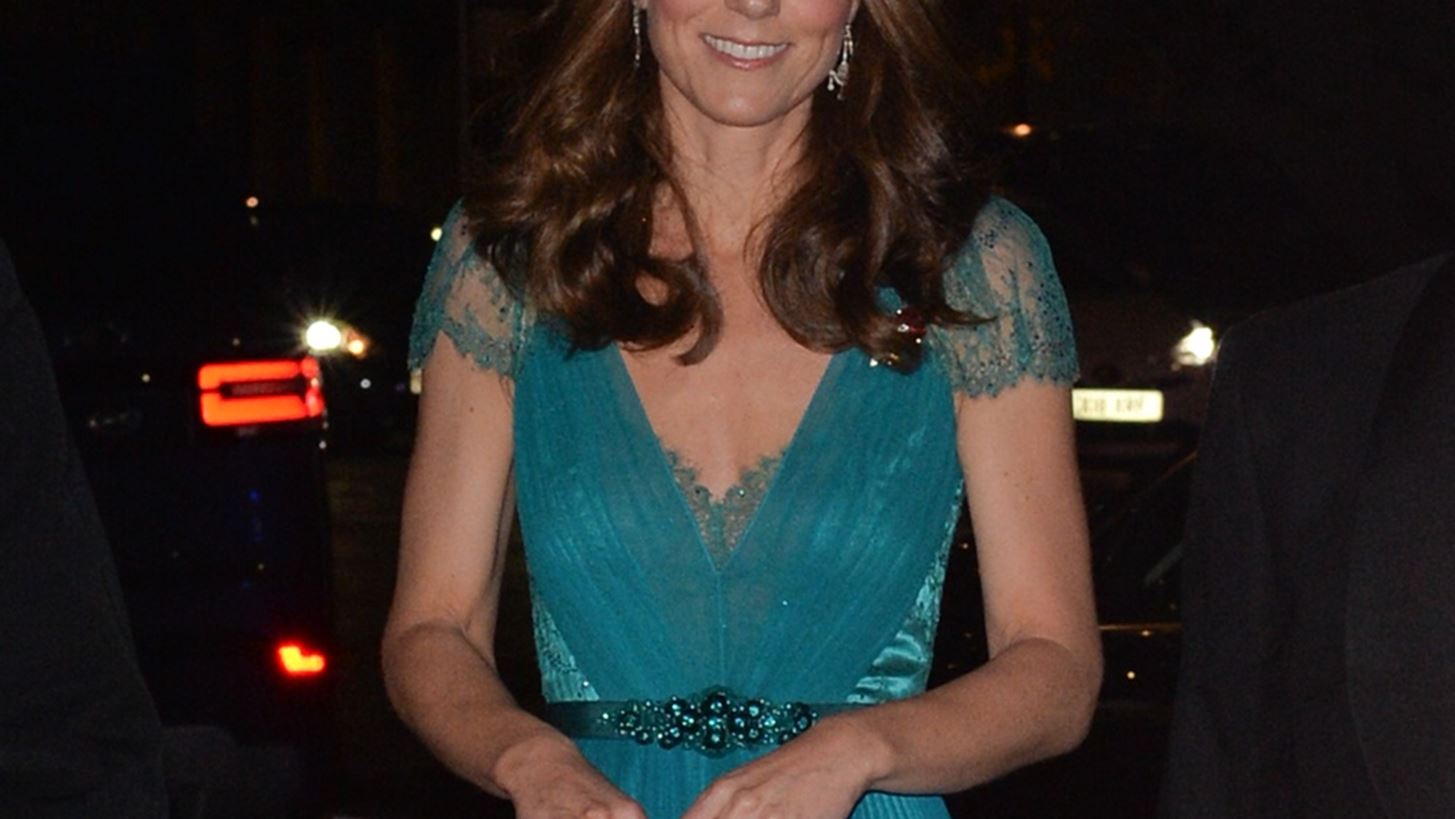 Kate Middleton | &#x388;&#x3B2;&#x3B1;&#x3BB;&#x3B5; &#x3C6;&#x3CC;&#x3C1;&#x3B5;&#x3BC;&#x3B1; &#x3C0;&#x3BF;&#x3C5; &#x3B5;&#x3AF;&#x3C7;&#x3B5; &#x3C6;&#x3BF;&#x3C1;&#x3AD;&#x3C3;&#x3B5;&#x3B9; &#x3C0;&#x3C1;&#x3B9;&#x3BD; &#x3B1;&#x3C0;&#x3CC; 6 &#x3C7;&#x3C1;&#x3CC;&#x3BD;&#x3B9;&#x3B1;