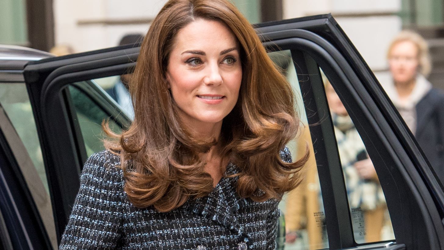 Kate Middleton: &#x3A6;&#x3BF;&#x3C1;&#x3AC;&#x3B5;&#x3B9; &#x3C4;&#x3BF; outfit &#x3C0;&#x3BF;&#x3C5; &#x3B2;&#x3B3;&#x3AC;&#x3B6;&#x3B5;&#x3B9; &#x3B1;&#x3C3;&#x3C0;&#x3C1;&#x3BF;&#x3C0;&#x3C1;&#x3CC;&#x3C3;&#x3C9;&#x3C0;&#x3BF; &#x3BA;&#x3AC;&#x3B8;&#x3B5; &#x3B5;&#x3C1;&#x3B3;&#x3B1;&#x3B6;&#x3CC;&#x3BC;&#x3B5;&#x3BD;&#x3BF; &#x3BA;&#x3BF;&#x3C1;&#x3AF;&#x3C4;&#x3C3;&#x3B9;