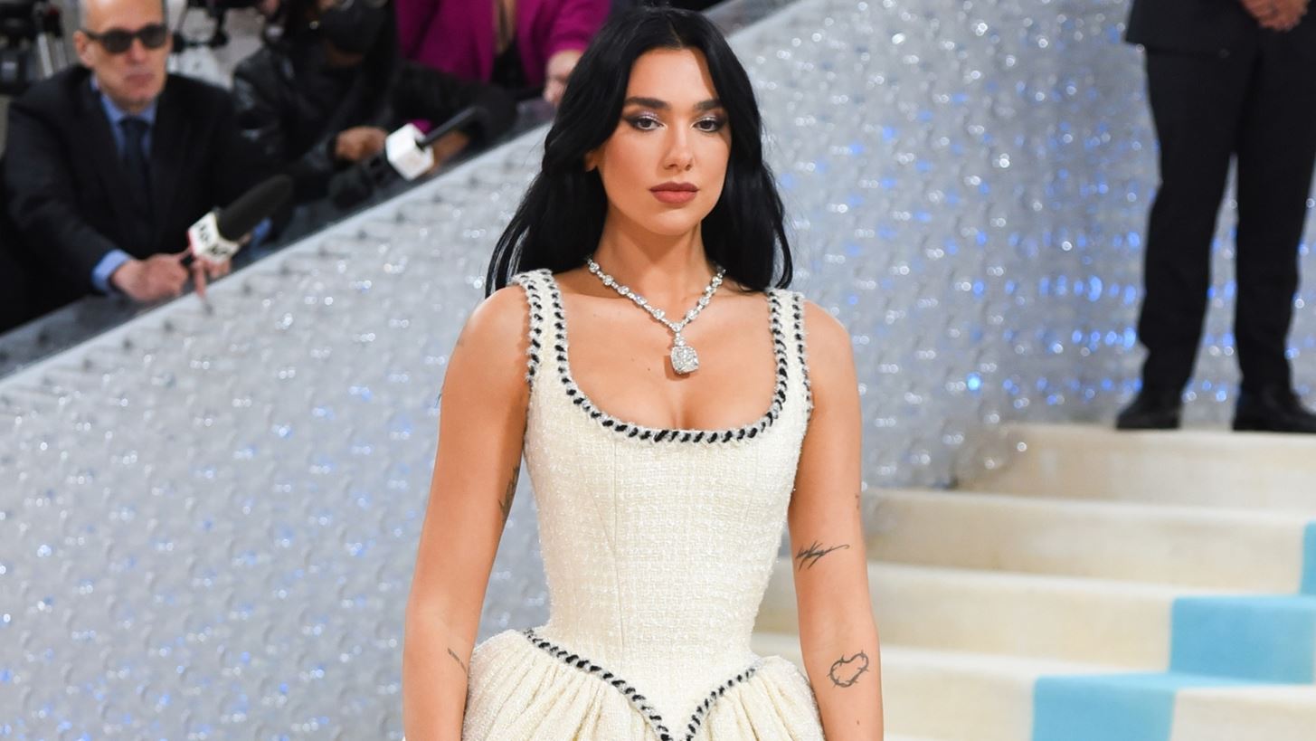 Met Gala 2023 | &#x397; Dua Lipa &#x3BC;&#x3B5; vintage Chanel &#x3B4;&#x3B7;&#x3BC;&#x3B9;&#x3BF;&#x3C5;&#x3C1;&#x3B3;&#x3AF;&#x3B1; &#x3C0;&#x3BF;&#x3C5; &#x3B5;&#x3AF;&#x3C7;&#x3B5; &#x3C6;&#x3BF;&#x3C1;&#x3AD;&#x3C3;&#x3B5;&#x3B9; &#x3B7; Claudia Schiffer, &#x3C4;&#x3BF; 1992