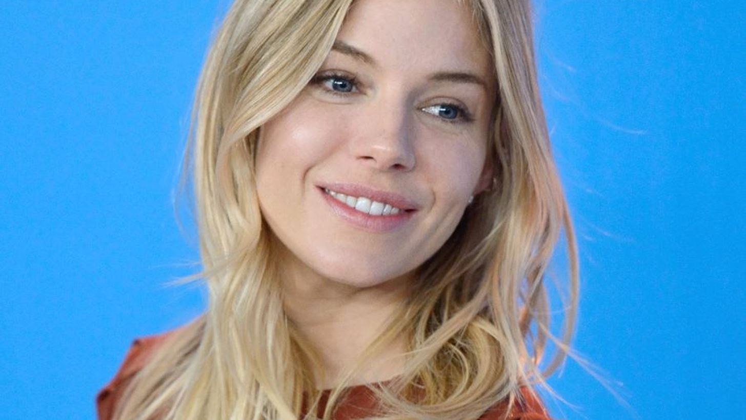 H Sienna Miller &#x3C6;&#x3BF;&#x3C1;&#x3AC; &#x3C4;&#x3BF;&#x3BD; &quot;&#x3BF;&#x3C1;&#x3B9;&#x3C3;&#x3BC;&#x3CC;&quot; &#x3C4;&#x3C9;&#x3BD; statement &#x3B1;&#x3BE;&#x3B5;&#x3C3;&#x3BF;&#x3C5;&#x3AC;&#x3C1;