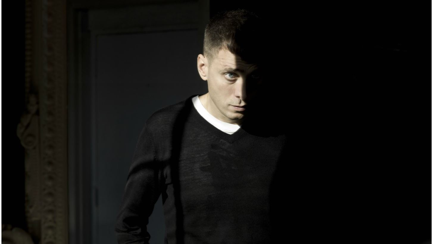 Hedi Slimane | 5 &#x3C3;&#x3C4;&#x3B9;&#x3B3;&#x3BC;&#x3AD;&#x3C2; &#x3C0;&#x3BF;&#x3C5; &#x3BA;&#x3B1;&#x3B8;&#x3CC;&#x3C1;&#x3B9;&#x3C3;&#x3B1;&#x3BD; &#x3C4;&#x3B7;&#x3BD; &#x3BA;&#x3B1;&#x3C1;&#x3B9;&#x3AD;&#x3C1;&#x3B1; &#x3C4;&#x3BF;&#x3C5; &#x3B1;&#x3BB;&#x3BB;&#x3AC; &#x3BA;&#x3B1;&#x3B9; &#x3C4;&#x3BF; &#x3C7;&#x3CE;&#x3C1;&#x3BF; &#x3C4;&#x3B7;&#x3C2; &#x3BC;&#x3CC;&#x3B4;&#x3B1;&#x3C2;