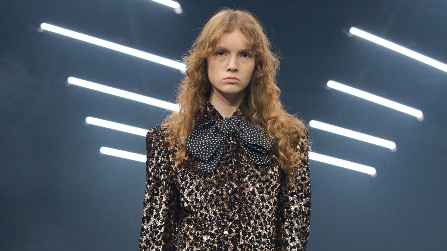 Πώς θα ντυθείς κομψά τα Χριστούγεννα και την Πρωτοχρονιά σύμφωνα με τους οίκους μόδας