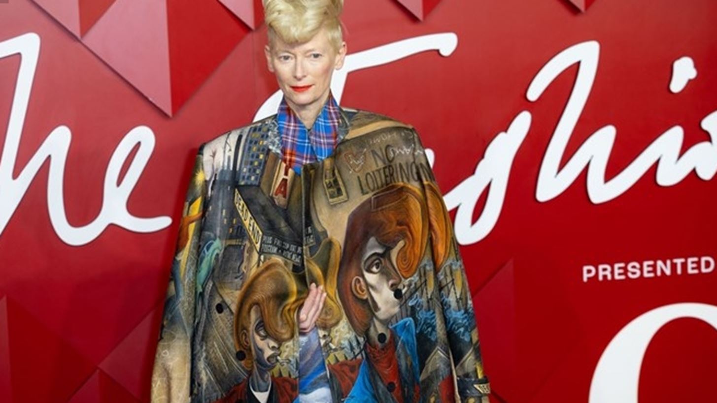 H &#x3A4;ilda Swinton &#x3C6;&#x3CC;&#x3C1;&#x3B5;&#x3C3;&#x3B5; &#x3C4;&#x3BF; &#x3AD;&#x3C1;&#x3B3;&#x3BF; &#x3C4;&#x3AD;&#x3C7;&#x3BD;&#x3B7;&#x3C2; &#x3C4;&#x3BF;&#x3C5; &#x3C0;&#x3C1;&#x3CE;&#x3B7;&#x3BD; &#x3B1;&#x3B3;&#x3B1;&#x3C0;&#x3B7;&#x3BC;&#x3AD;&#x3BD;&#x3BF;&#x3C5; &#x3C4;&#x3B7;&#x3C2;!