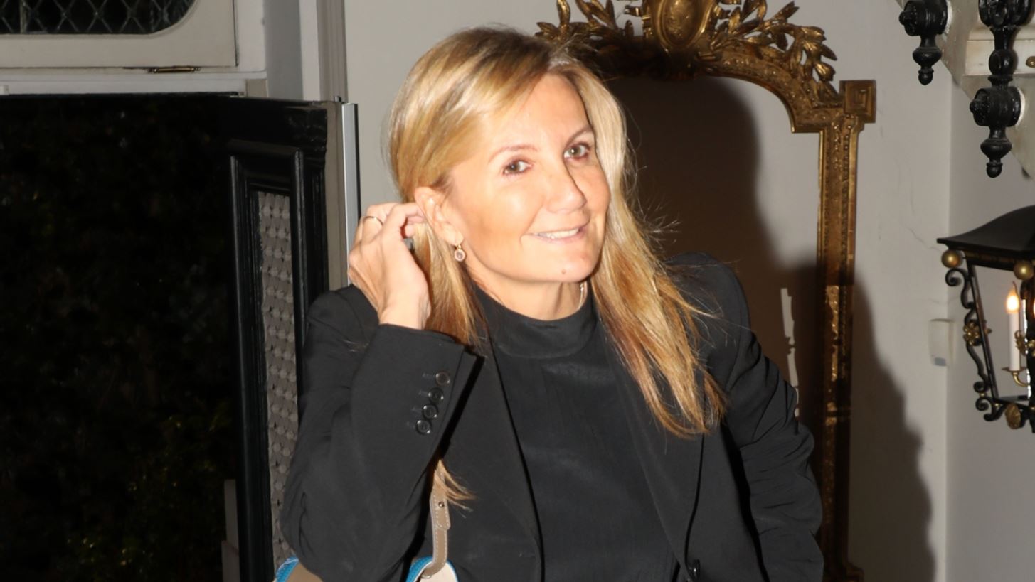 Η Μαρέβα Μητσοτάκη φόρεσε το διαχρονικό παλτό της γυναικείας γκαρνταρόμπας