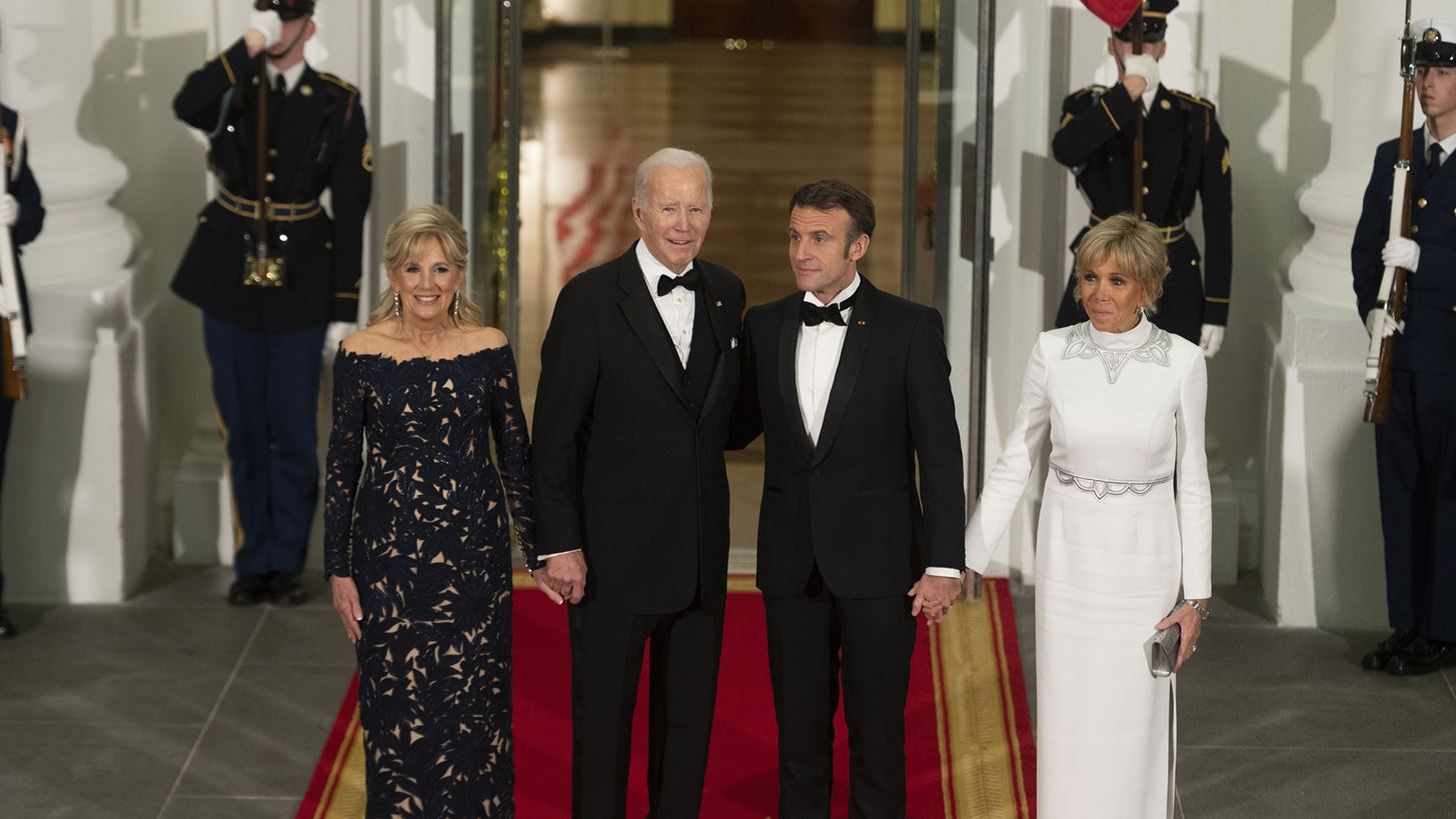 &#x3A4;&#x3BF; &#x3C0;&#x3BF;&#x3BB;&#x3CD; &#x3C0;&#x3C1;&#x3BF;&#x3C3;&#x3C9;&#x3C0;&#x3B9;&#x3BA;&#x3CC; &#x3B4;&#x3CE;&#x3C1;&#x3BF; &#x3C4;&#x3BF;&#x3C5; Emmanuel Macron &#x3C3;&#x3C4;&#x3BF;&#x3BD; Joe Biden