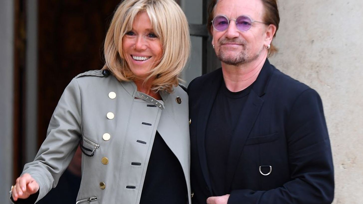 Military chic: H Brigitte Macron &#x3C4;&#x3BF;&#x3BB;&#x3BC;&#x3AC; &#x3AD;&#x3BD;&#x3B1; edgy look &#x3C3;&#x3C4;&#x3B7; &#x3C3;&#x3C5;&#x3BD;&#x3AC;&#x3BD;&#x3C4;&#x3B7;&#x3C3;&#x3AE; &#x3C4;&#x3B7;&#x3C2; &#x3BC;&#x3B5; &#x3C4;o&#x3BD; Bono