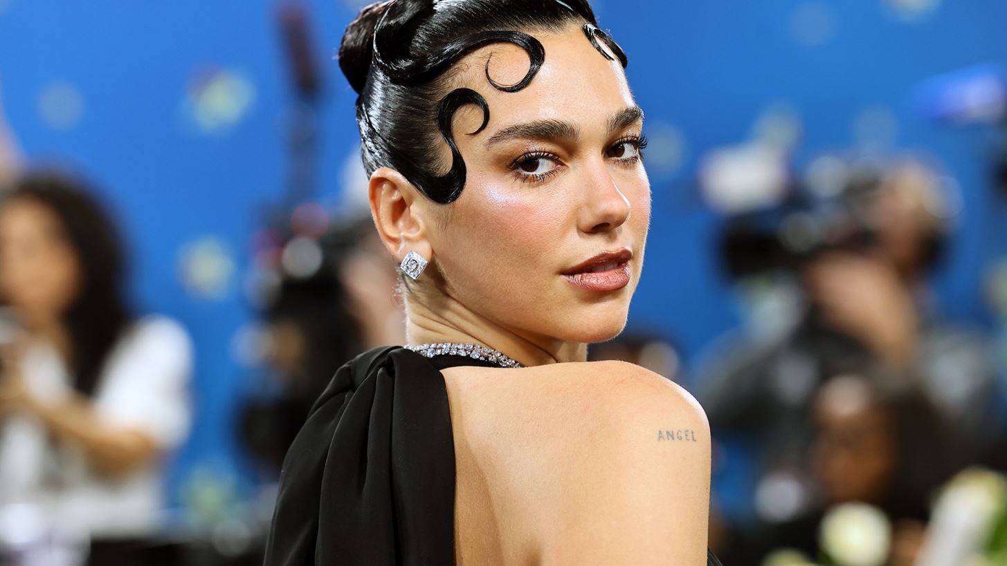 &#x3A4;&#x3BF; &#x3B1;&#x3C0;&#x3BB;&#x3CC; nail art &#x3C4;&#x3B7;&#x3C2; Dua Lipa &#x3B5;&#x3AF;&#x3BD;&#x3B1;&#x3B9; &#x3B7; &#x2018;60s &#x3C0;&#x3B9;&#x3BD;&#x3B5;&#x3BB;&#x3B9;&#x3AC; &#x3C0;&#x3BF;&#x3C5; &#x3AD;&#x3C7;&#x3B5;&#x3B9; &#x3B1;&#x3BD;&#x3AC;&#x3B3;&#x3BA;&#x3B7; &#x3C4;&#x3BF; &#x3BC;&#x3B1;&#x3BD;&#x3B9;&#x3BA;&#x3B9;&#x3BF;&#x3CD;&#x3C1; &#x3C3;&#x3BF;&#x3C5;