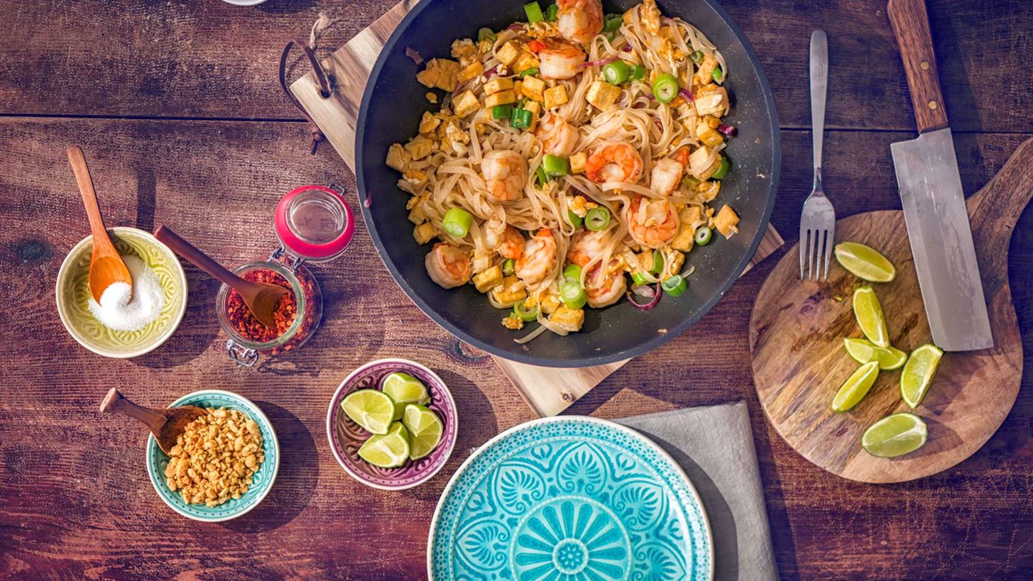 Pad Thai: &#x38C;&#x3BB;&#x3BF; &#x3C4;&#x3BF; &#x3C4;&#x3B1;&#x3CA;&#x3BB;&#x3B1;&#x3BD;&#x3B4;&#x3AD;&#x3B6;&#x3B9;&#x3BA;&#x3BF; street food &#x3C3;&#x3B5; &#x3AD;&#x3BD;&#x3B1; &#x3C0;&#x3B9;&#x3AC;&#x3C4;&#x3BF;