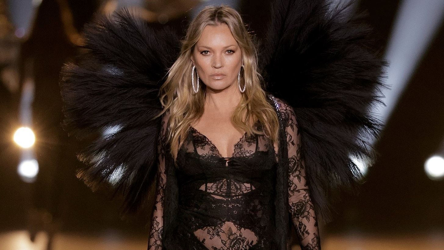 Kate Moss | &#x388;&#x3BA;&#x3B1;&#x3BD;&#x3B5; &#x3C4;&#x3BF; &#x3C0;&#x3C1;&#x3CE;&#x3C4;&#x3BF; &#x3C4;&#x3B7;&#x3C2; catwalk &#x3B3;&#x3B9;&#x3B1; &#x3C4;&#x3B7; Victoria&#x27;s Secret &#x3BC;&#x3B1;&#x3B6;&#x3AF; &#x3BC;&#x3B5; &#x3C4;&#x3B7;&#x3BD; &#x3BA;&#x3CC;&#x3C1;&#x3B7; &#x3C4;&#x3B7;&#x3C2;, Lila